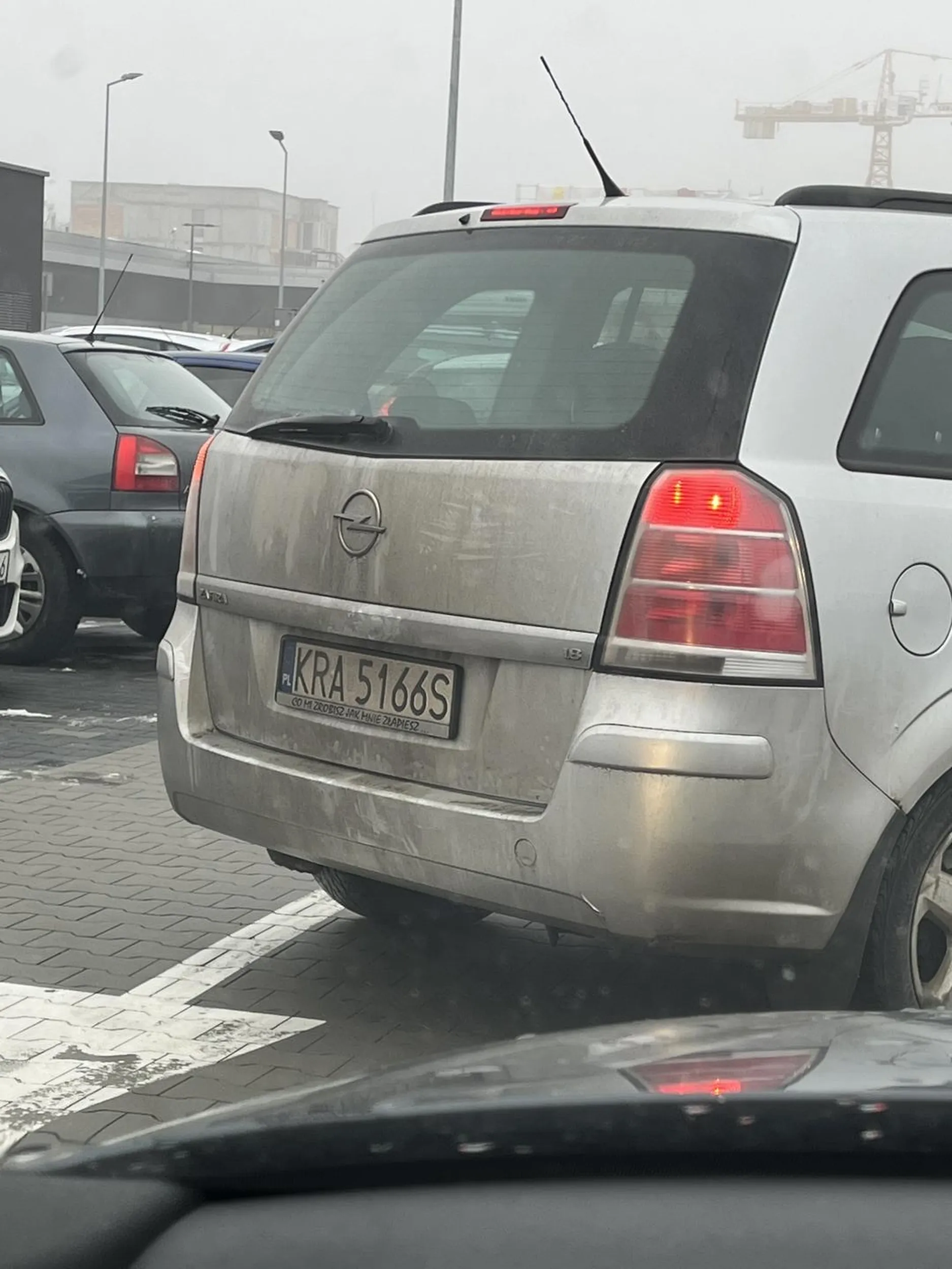 Naucz się patrzyć w lusterka i podczas wyjeżdżania z parkinku rozglądam się czy Niemna innego auta za tobą bo gdyby mi nie było szkoda auta to bym stał w miejscu j byś mnie uderzył. Nie pochwalam kierowcy pomimo trąbienia gość nic nie robił buc i zwykły cham