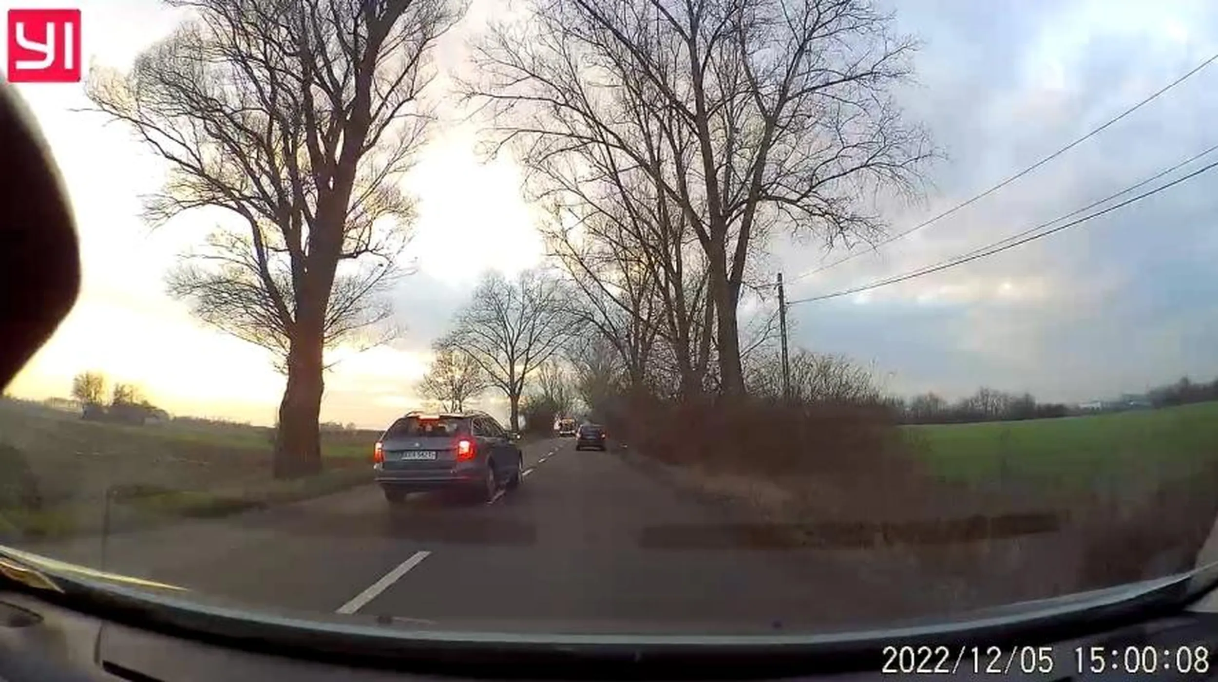 Durny pirat drogowy, wyprzedza na trzeciego i stwarza niebezpieczne sytuacje i to raz za razem. Zgłoszony na policję.