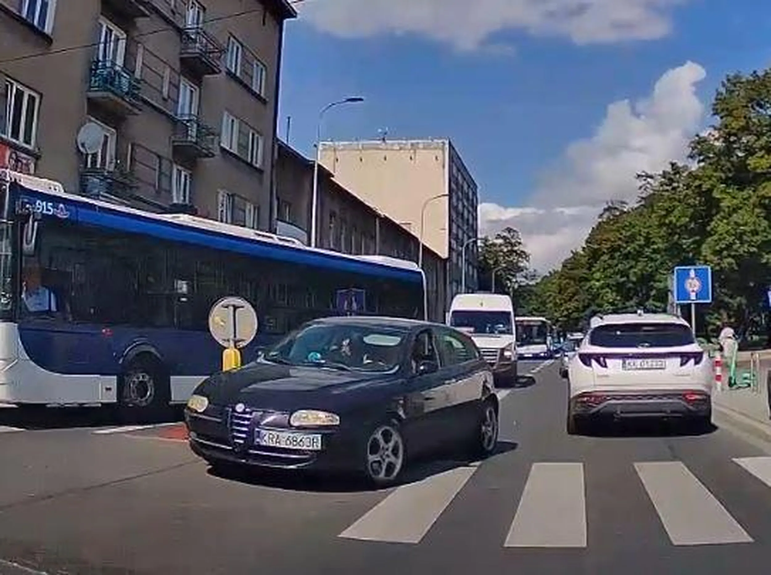 Jeździ po przejściu dla pieszych, drogowy bandyta https://streamable.com/44qopn