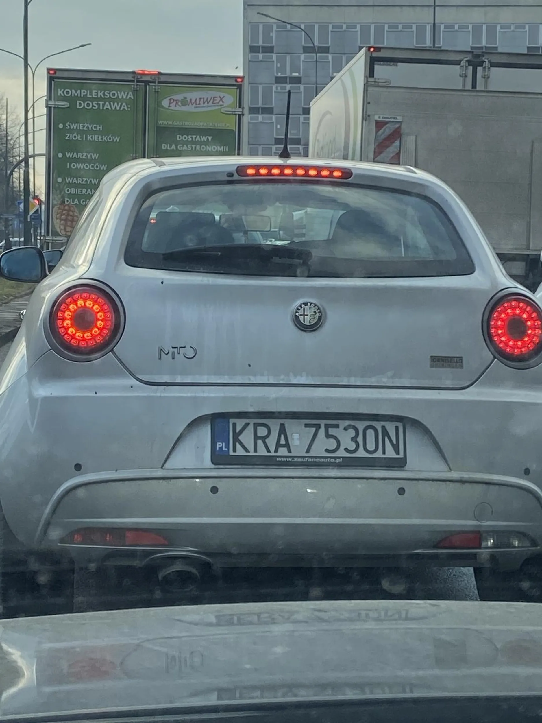 Nie polecam kierowce, proszę uważać na tego „kierowce”, nie patrzę w lusterka, za kierownicą robi sobie makijaż i przy tym, nie włączając kierunkowskazy, bardzo niebezpiecznie manewruje tym samym nie przestrzegając podstawowych zasad bezpieczeństwa. Kiedy trąbisz do niej , pod czas tych manewrów, kręci palcem, ma to gdzieś i niby najmądrzejsza jest