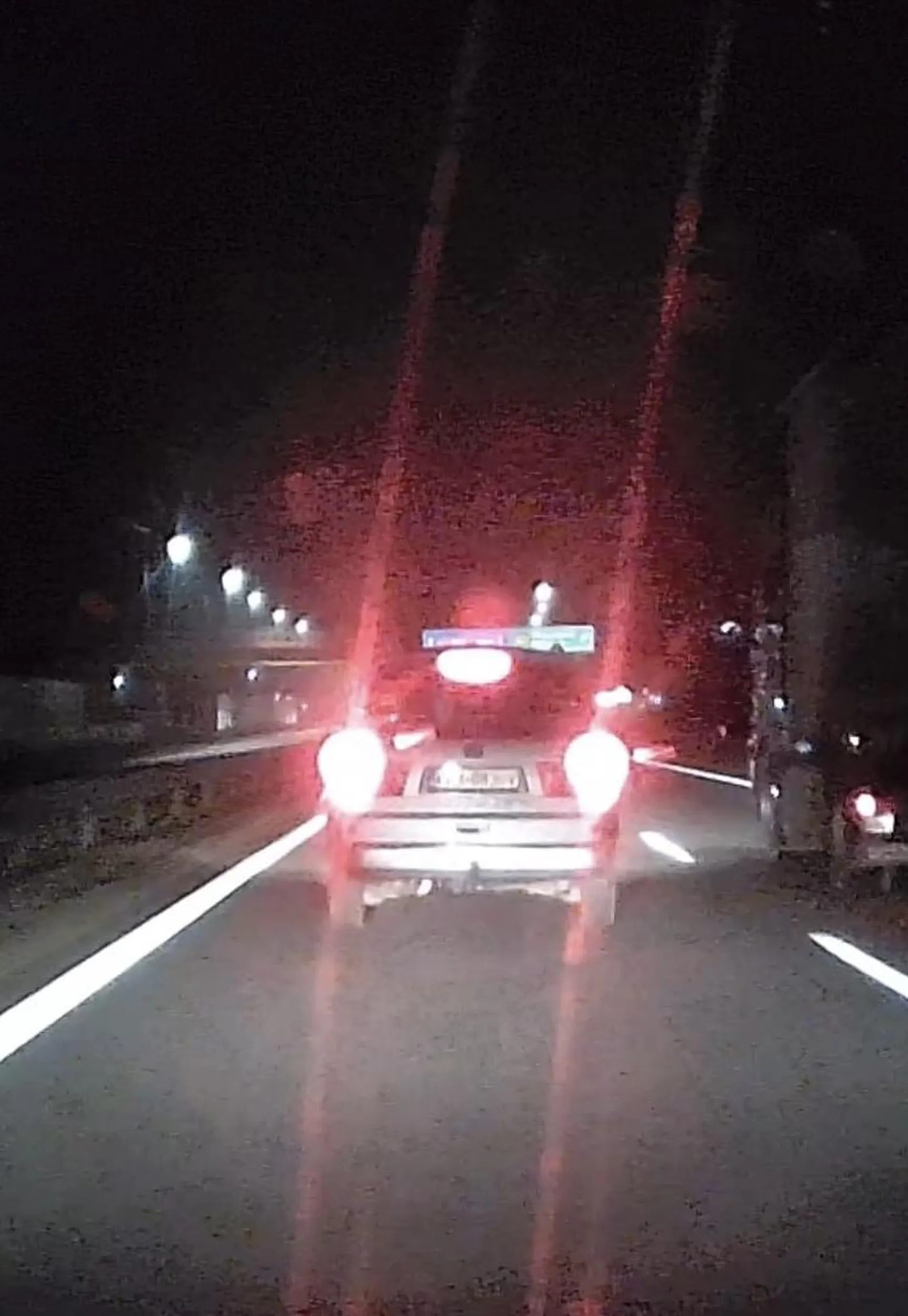 Blokuje lewy pas na autostradzie !!!! Wyprzedzając tira, i hamuje na prostej drodze.. Odgraża się środkowym palcem ???