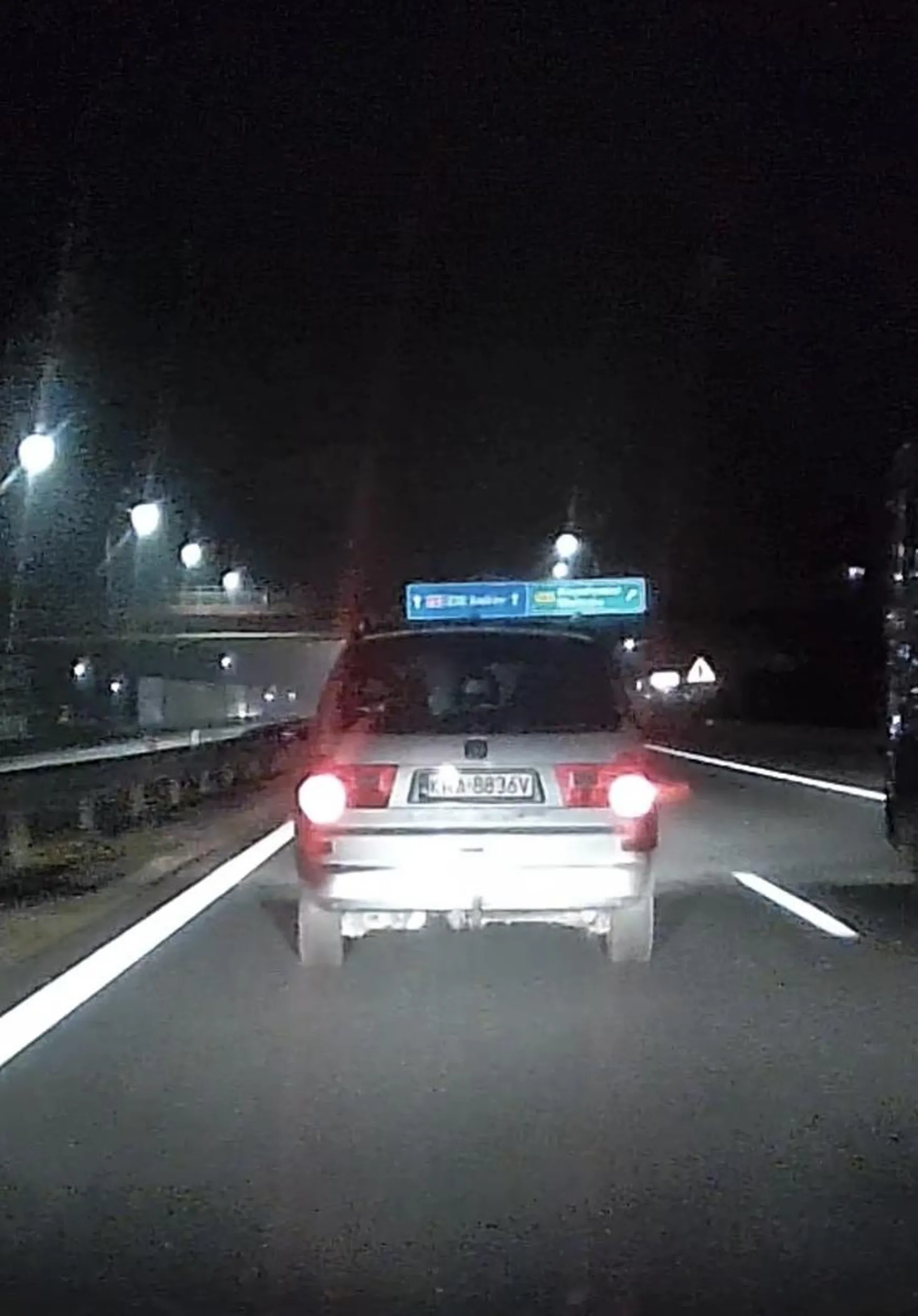 Blokuje lewy pas na autostradzie !!!! Wyprzedzając tira, i hamuje na prostej drodze.. Odgraża się środkowym palcem ???