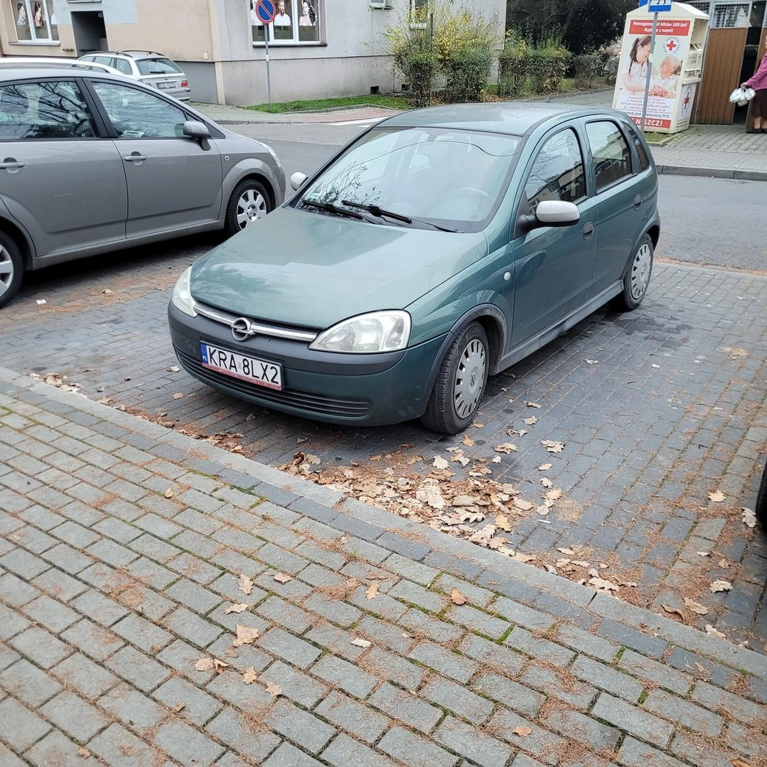 Takie wielkie auto że aż 2miejsca parkingowe potrzebuje