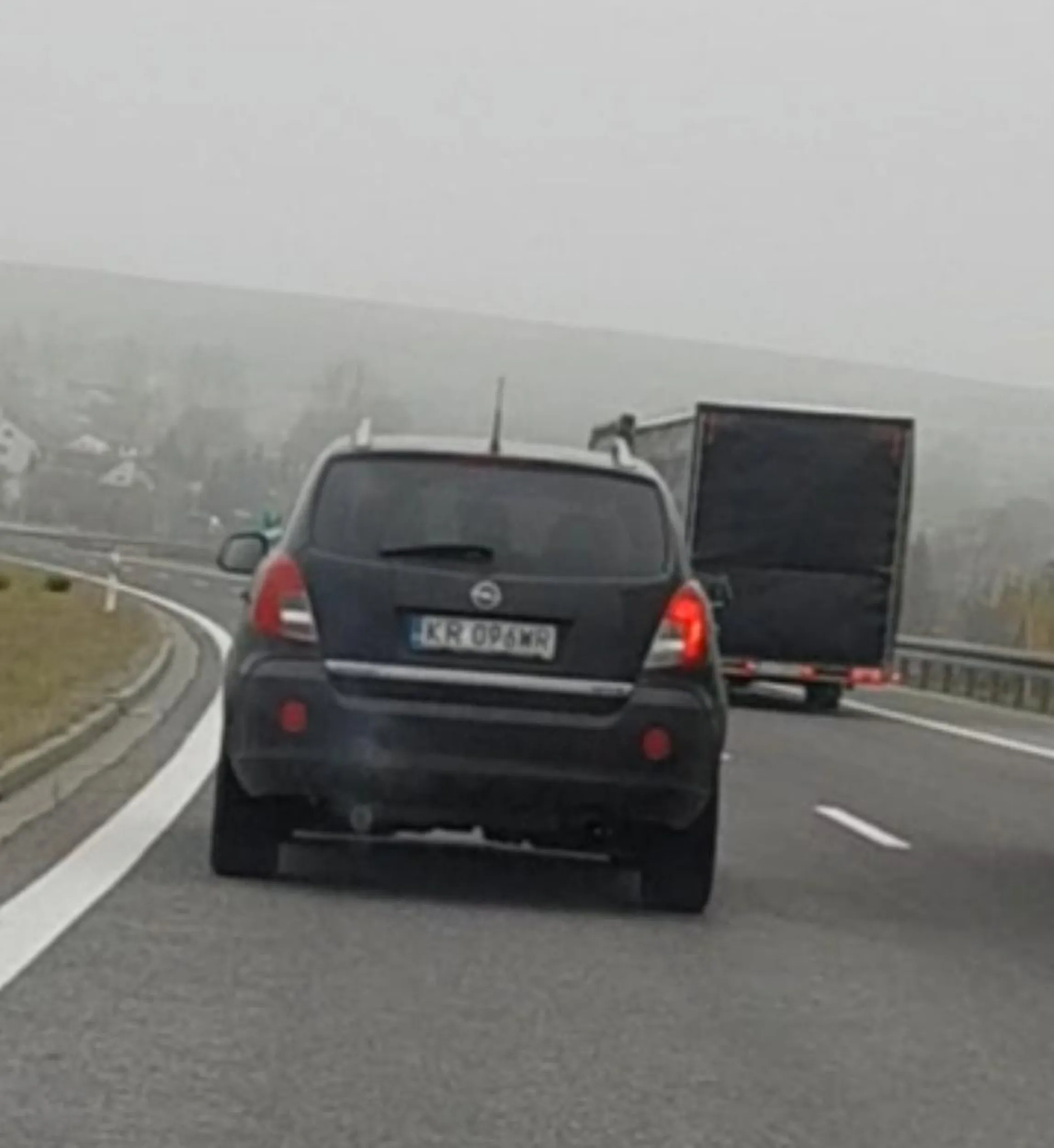 Na pustej autostracie kierowca wklecze się lewym jak mu mrugnołem to zamiast zjechac wychamował mojego biednego passata i zaczoł nagrywać telefonem po czym dopiero zjechal na prawy żeby mnie nagrać. Do tego bez pasów.