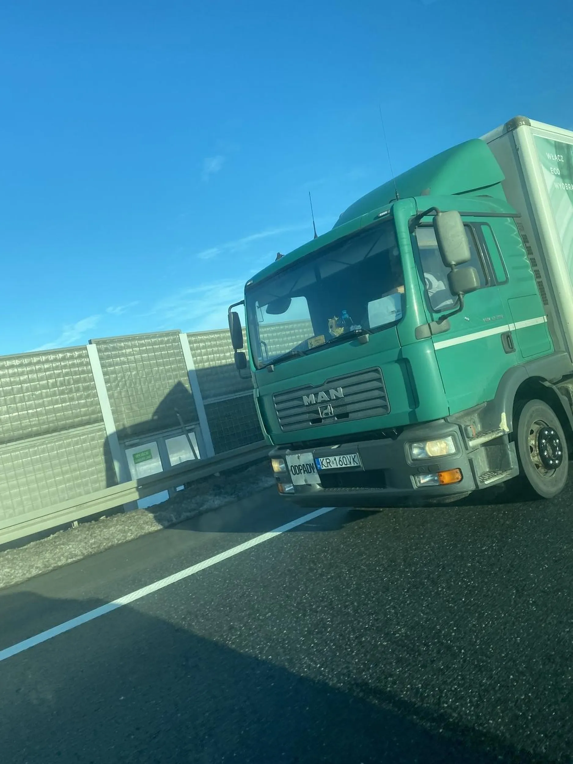Długo nie pojeździsz tą ciężarówką. Stwarzasz duże zagrożenie dla innych pojazdów, przy wjeździe na autostradę jest zakaz wyprzedzania.