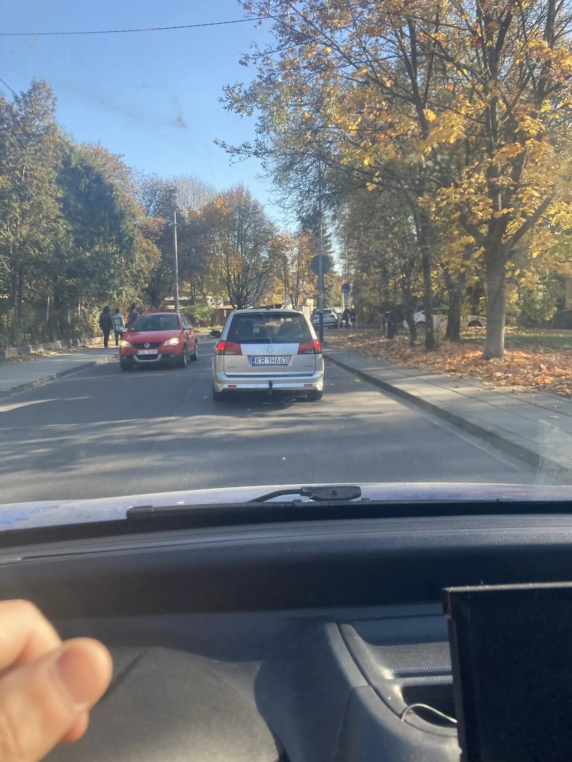 Gość psychicznie chory, osiedle ugorek w Krakowie. Bawi się nawigacja jadąc 5km/h. Zwracając mu uwagę klaksonem aby zjechał na pobocze i przestał stwarzać zagrożenie dostał ataku i chciał się bić :)