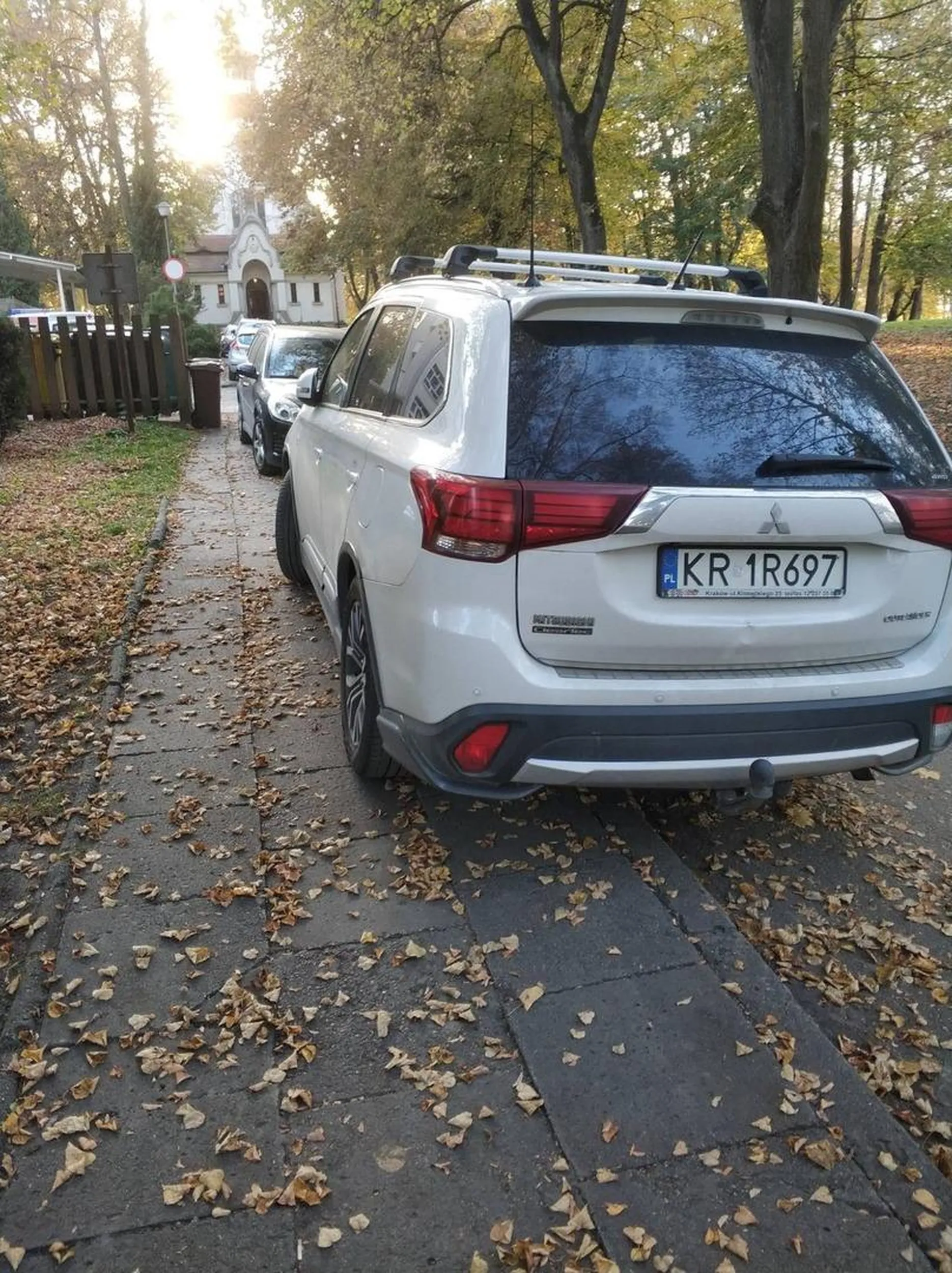Bardzo proszę zostawiać 1,5 metra na chodniku pieszym