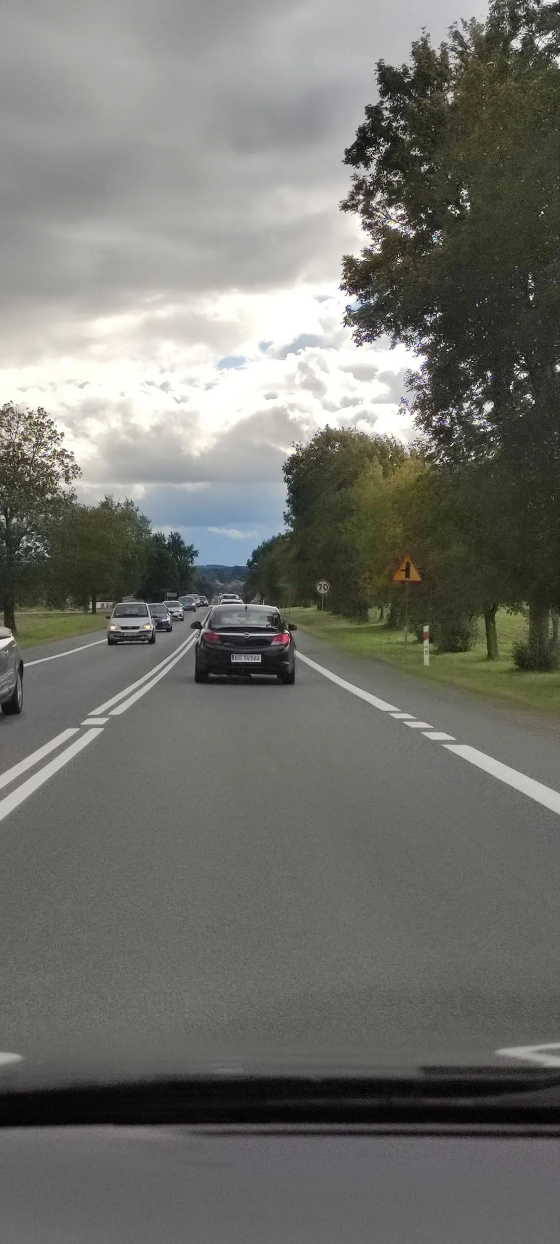 Wymusił pierwszeństwo. Zadział system unikający kolizji zatrąbiłem a kierowca pokazał mi paluszka. Skąd biorą się tacy ludzie...