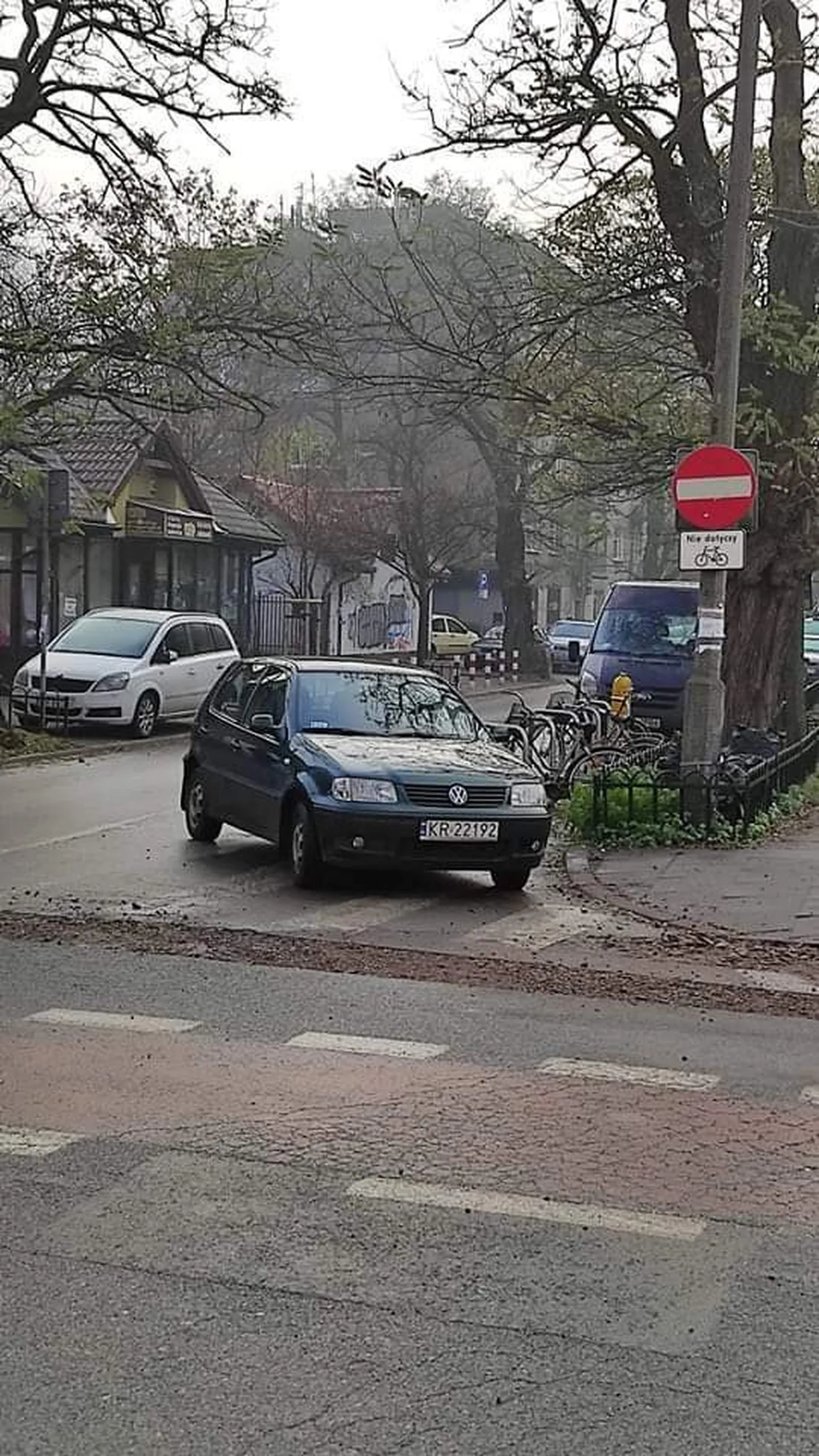 Nie wiem jak można jako rozumny podobno człowiek tak jebnąć samochód na środku skrzyżowania i przejścia dla pieszych.