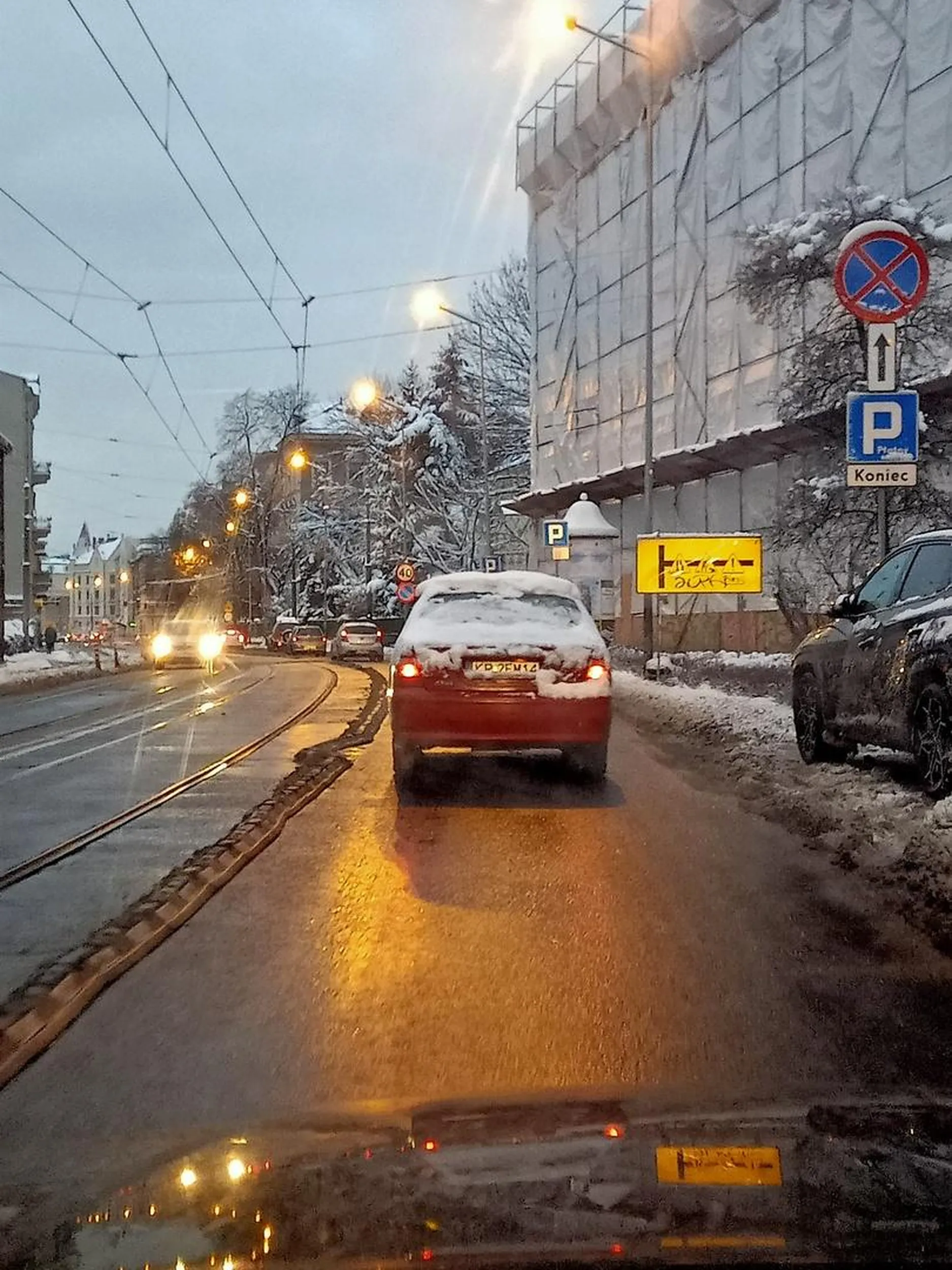 Dziadzi nie chciało się odśnieżać, więc postanowił jechać z pełnym śniegiem. Tylna szyba oczywiście grzana, ale miał zakrytą jak za nim jechałem i wszystko z niej leciało na mój samochód włącznie z kawałkami lodu...