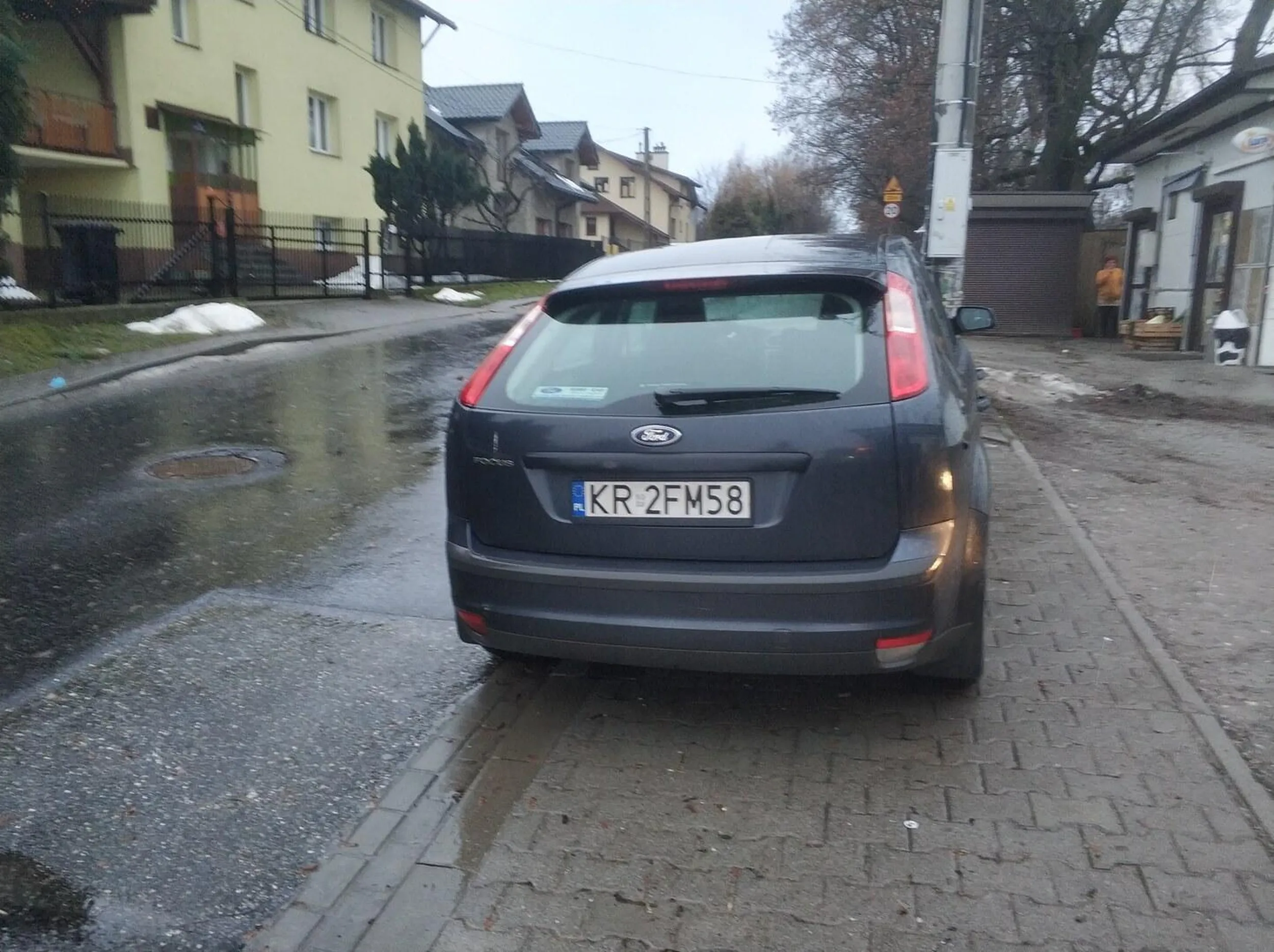 Zastawili Państwo chodnik koło przystanku autobusowego, szkoły i przedszkola. Utrudnili Państwo możliwość przejścia z wózkiem lub z dzieckiem za rękę. Dodatkowo zablokowali Państwo wyjazd z placu. Proszę naprzyszłość zwrócić uwagę gdzie Państwo zostawiają samochód.