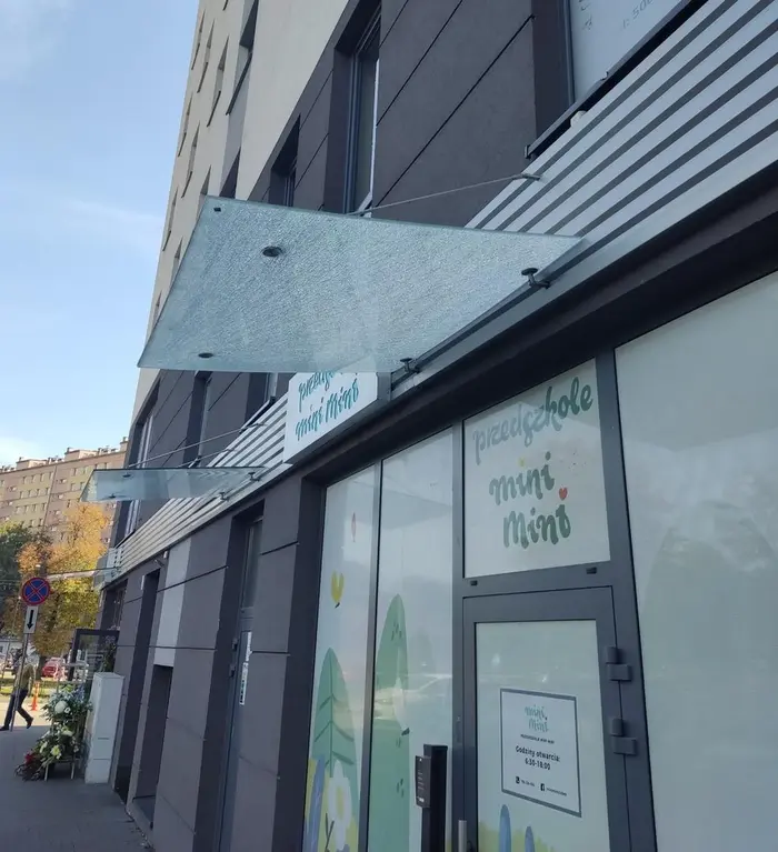 Jakby ktoś się zastanawiał między innymi dlaczego jest w tym miejscu zakaz zatrzymywania. Właśnie przez takich idiotów, co niszczą zawieszone nad drzwiami daszki. Nawet jakby mu spadł na łeb to i tak by się nie nauczył parkować normalnie. Zwłaszcza, że 10m wcześniej jest dedykowane miejsce dla takich dostaw.