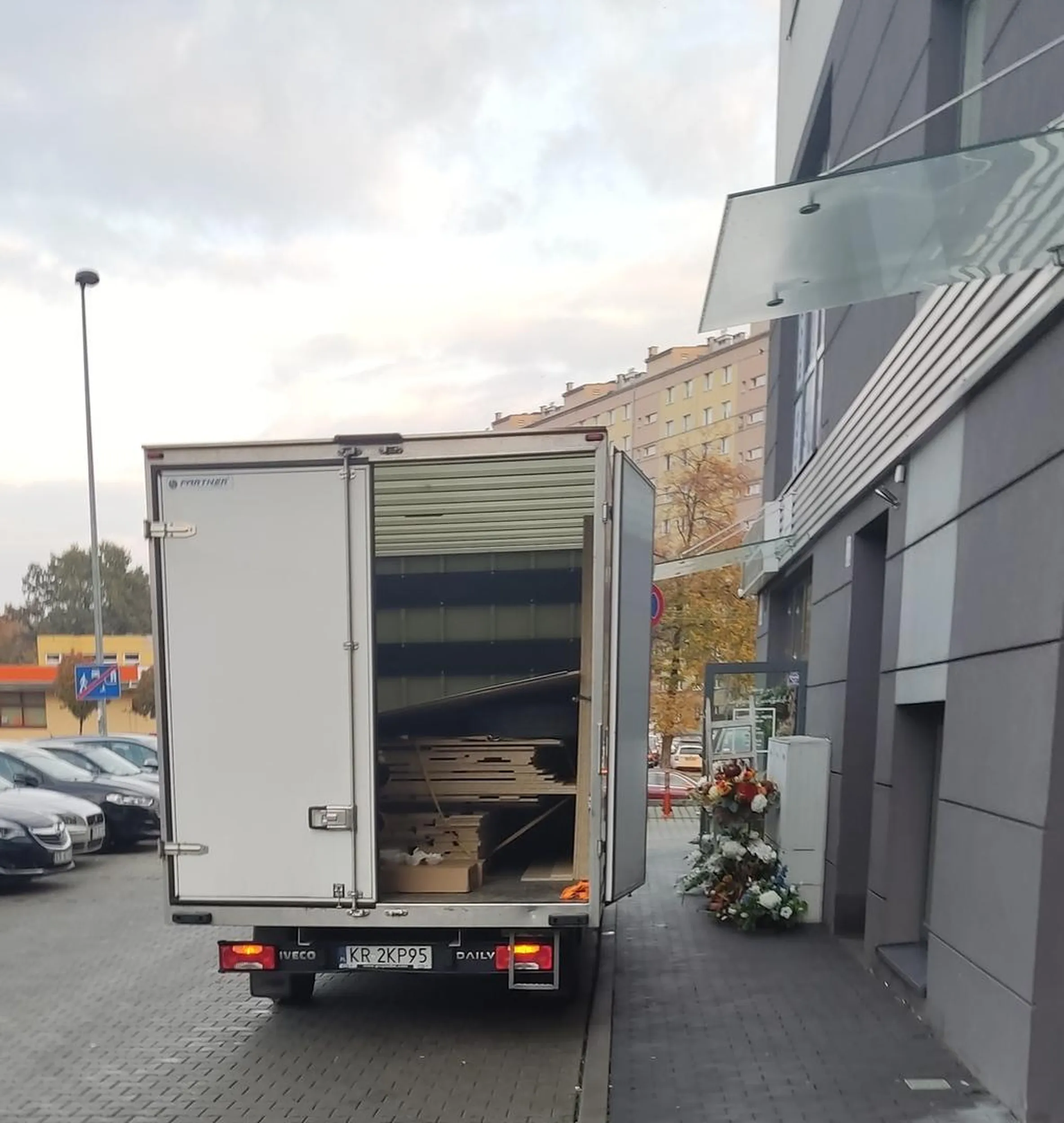 Jakby ktoś się zastanawiał między innymi dlaczego jest w tym miejscu zakaz zatrzymywania. Właśnie przez takich idiotów, co niszczą zawieszone nad drzwiami daszki. Nawet jakby mu spadł na łeb to i tak by się nie nauczył parkować normalnie. Zwłaszcza, że 10m wcześniej jest dedykowane miejsce dla takich dostaw.