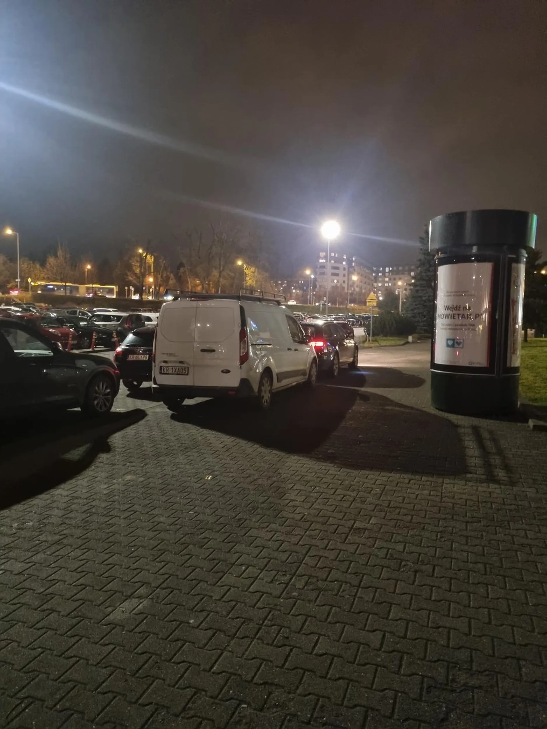 Potwierdzam poprzednie komentarze. Złotówa zaparkowal na chodniku pod Parkiem Wodnym na Prądniku Czerwonym. Na zapytanie dlaczego parkuje na chodniku i po nim jeździ powiedział, ze on i jego koledzy zawsze tam tak parkują. Kawalek wczesniej jest znak zakaz parkowania + informacja, ze samochod zostanie odholowany. Dodatkowo zwraca sie do mnie per "ty", mimo iż się sobie nie przedstawialiśmy z imienia.