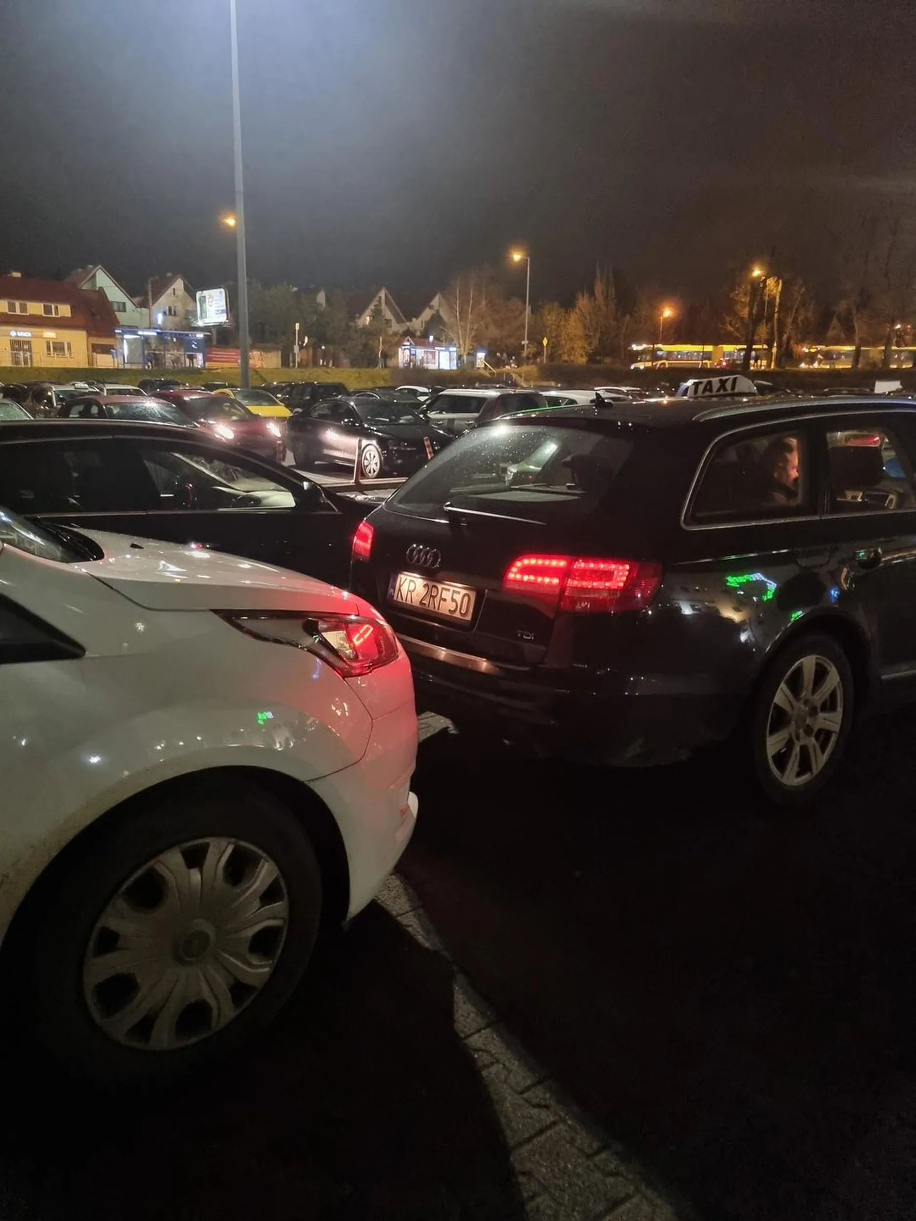 Potwierdzam poprzednie komentarze. Złotówa zaparkowal na chodniku pod Parkiem Wodnym na Prądniku Czerwonym. Na zapytanie dlaczego parkuje na chodniku i po nim jeździ powiedział, ze on i jego koledzy zawsze tam tak parkują. Kawalek wczesniej jest znak zakaz parkowania + informacja, ze samochod zostanie odholowany. Dodatkowo zwraca sie do mnie per "ty", mimo iż się sobie nie przedstawialiśmy z imienia.