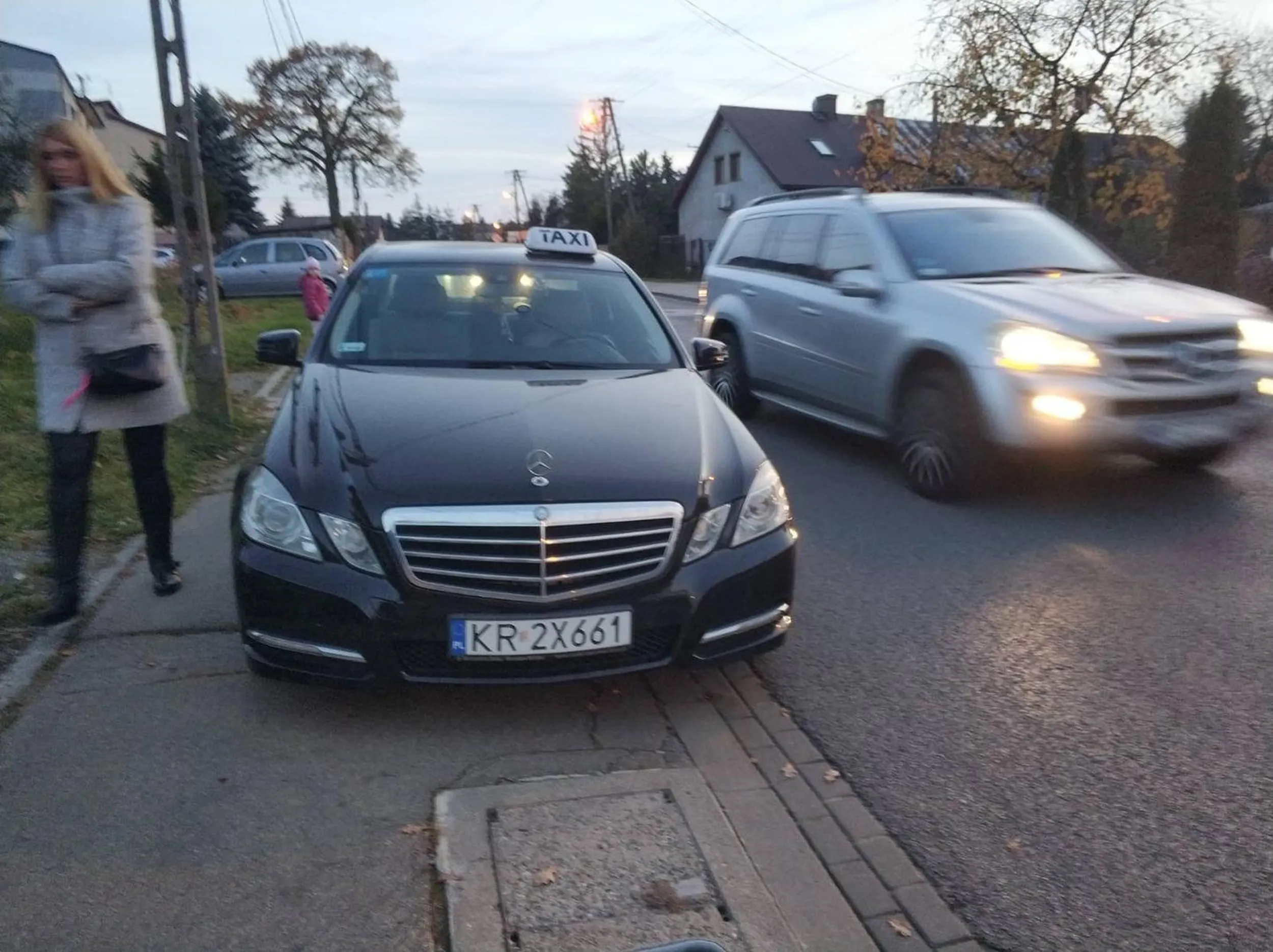 Bardzo proszę o nieblokowanie chodnika.