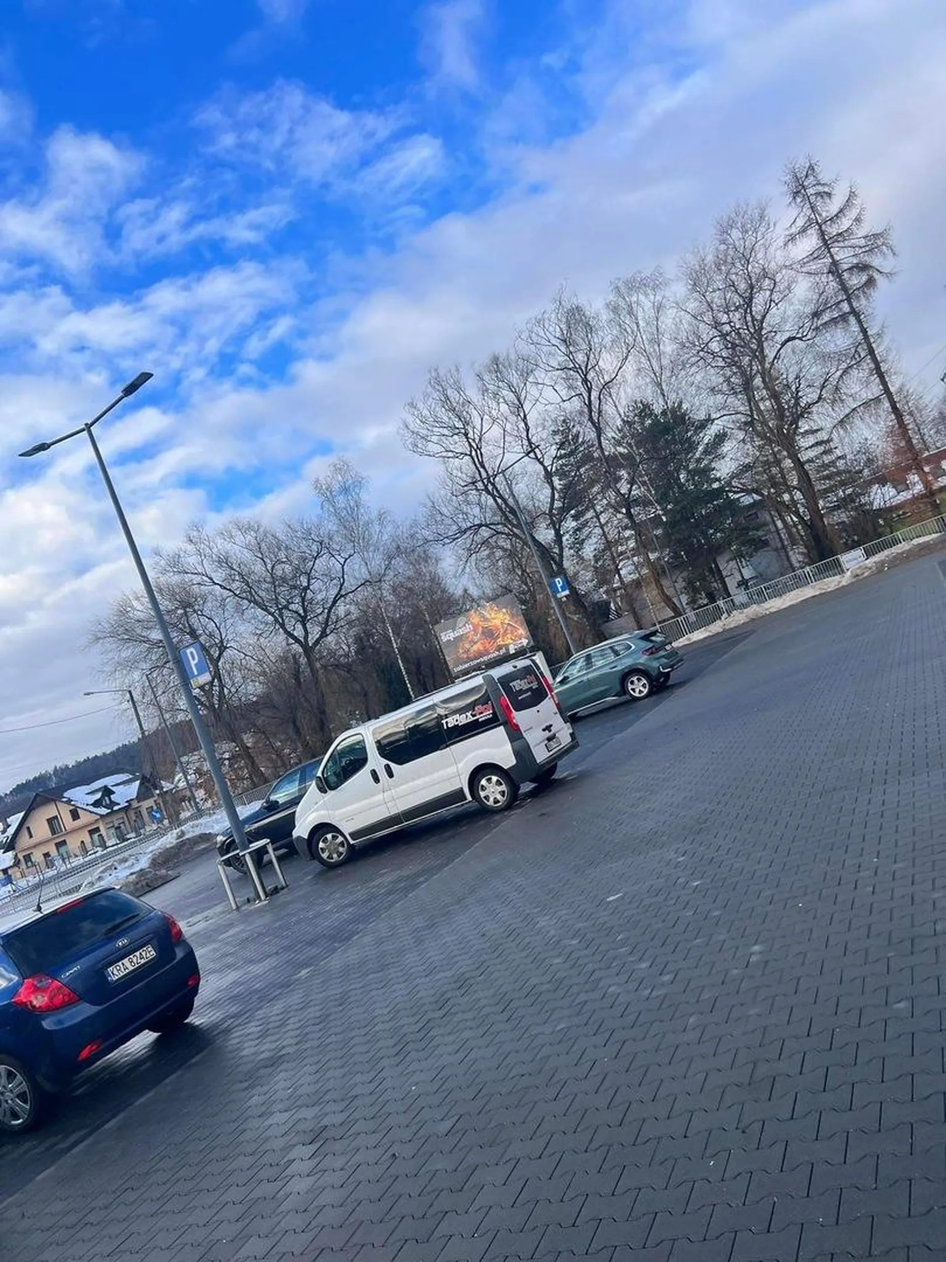 Parkuje jak na załączonym obrazku, a parking pusty.