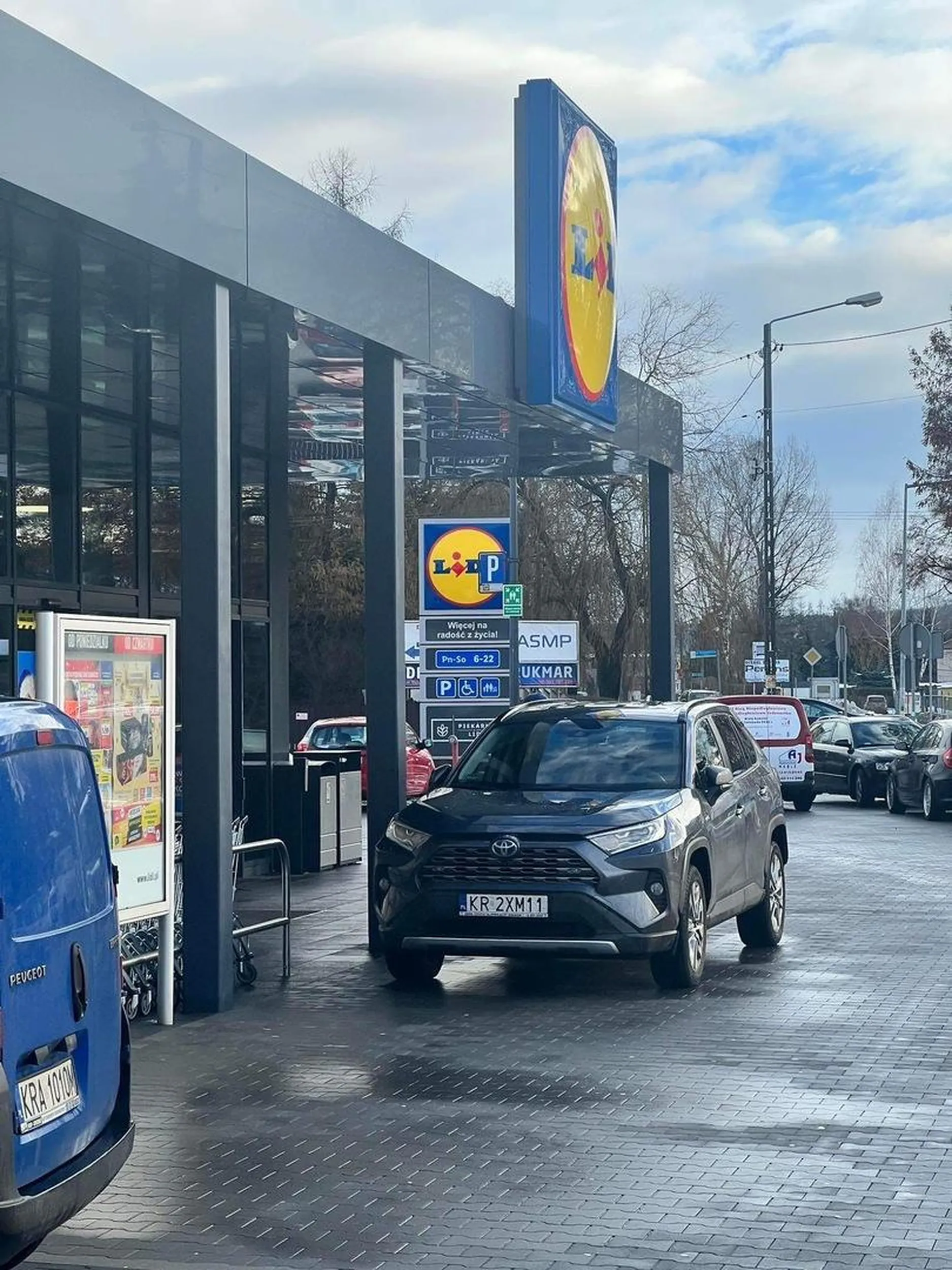Parkuje jak na załączonym obrazku, a parking pusty.