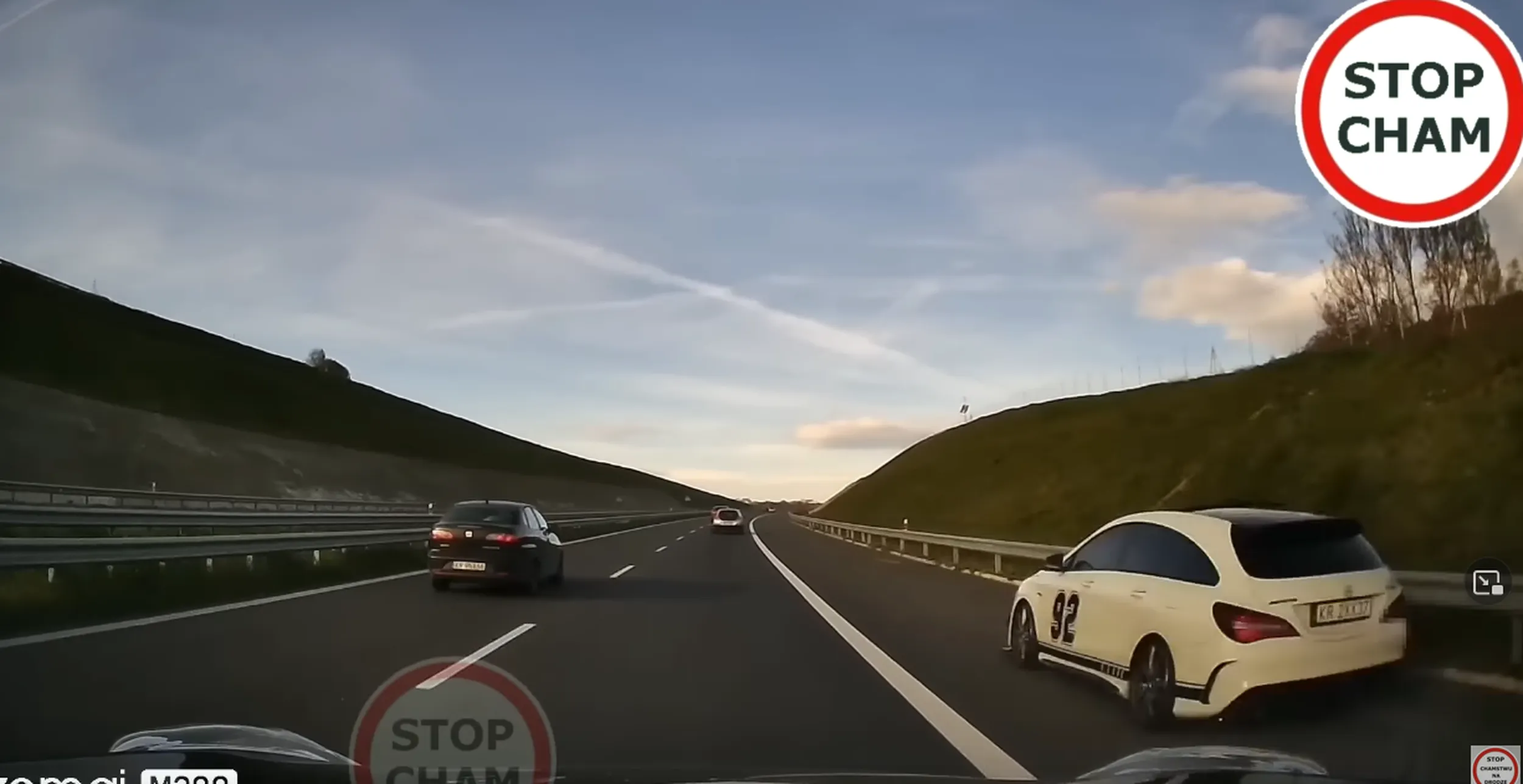 Kolega jak widać na załączonym obrazku nie potrafi bezpiecznie jeździć (STOP CHAM odcinek 904 4:21)