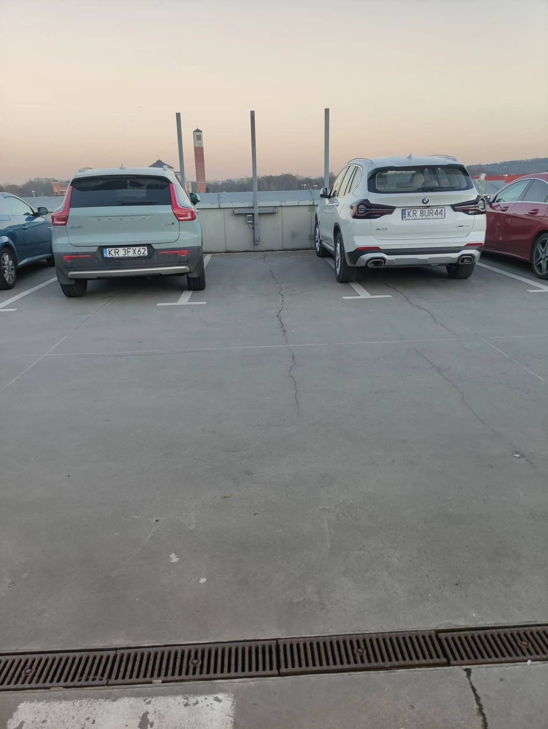 Jak Paniusia nie umie parkować to niech samochodem nie jeździ.