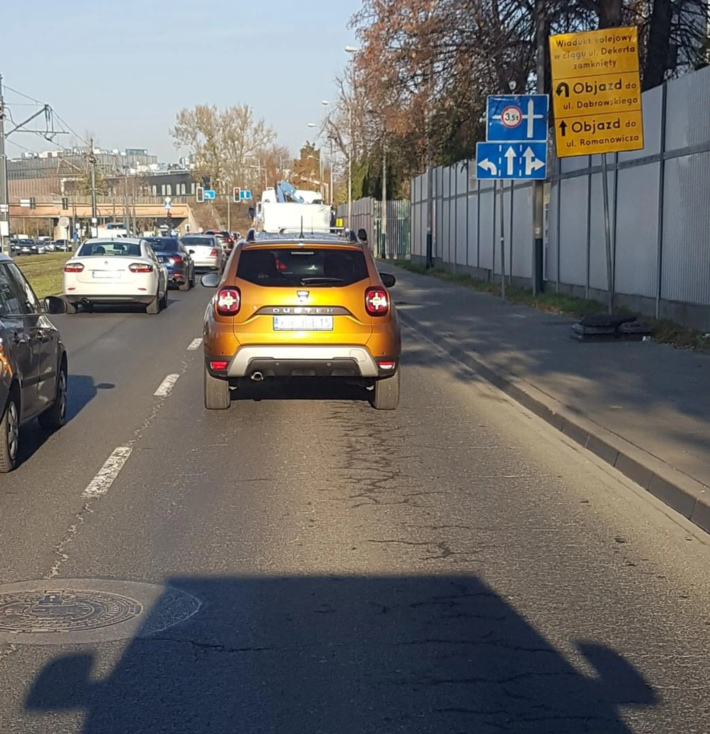 Nie używasz kierunkowskazów, przekraczasz pola wyłączone z ruchu. Czyli jesteś po prostu chamem drogowym. Masz gówniany kolor samochodu...