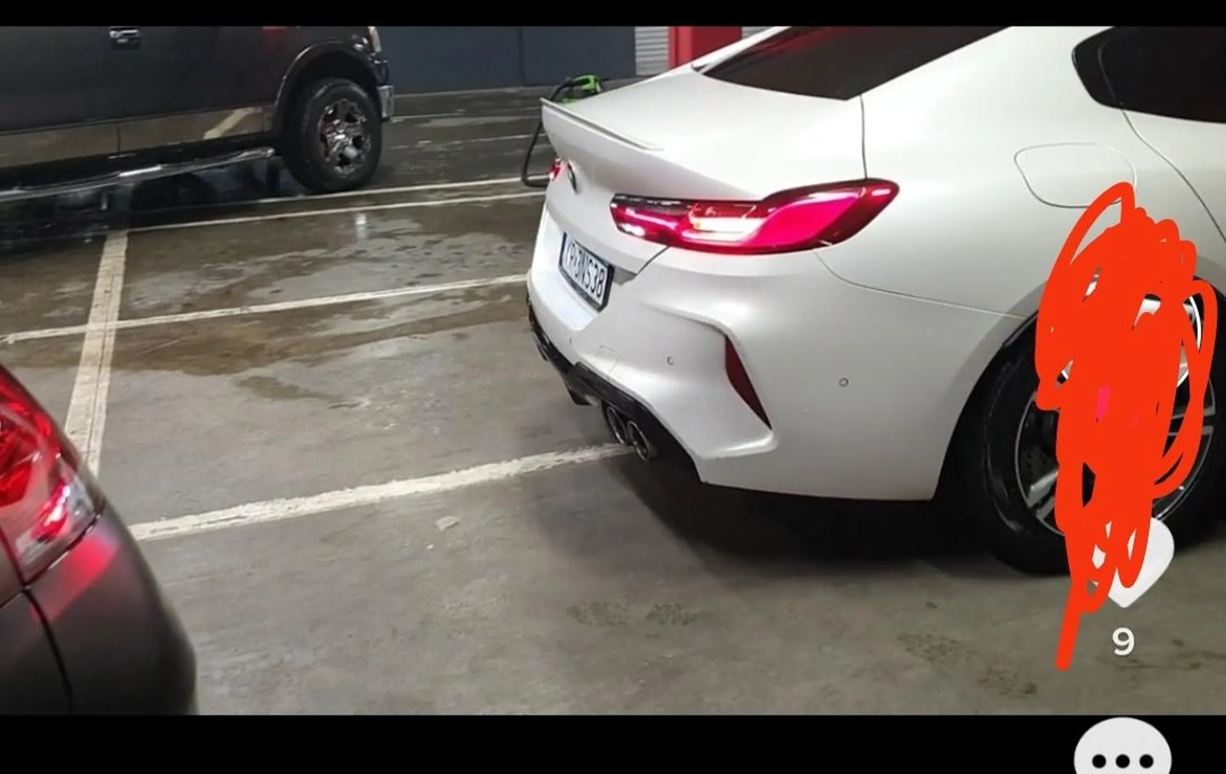 Kierowca tego BMW parkuje jak prawdziwy kierowca BMW na 2 miejscach. Do tego się chwali tym na tik toku.