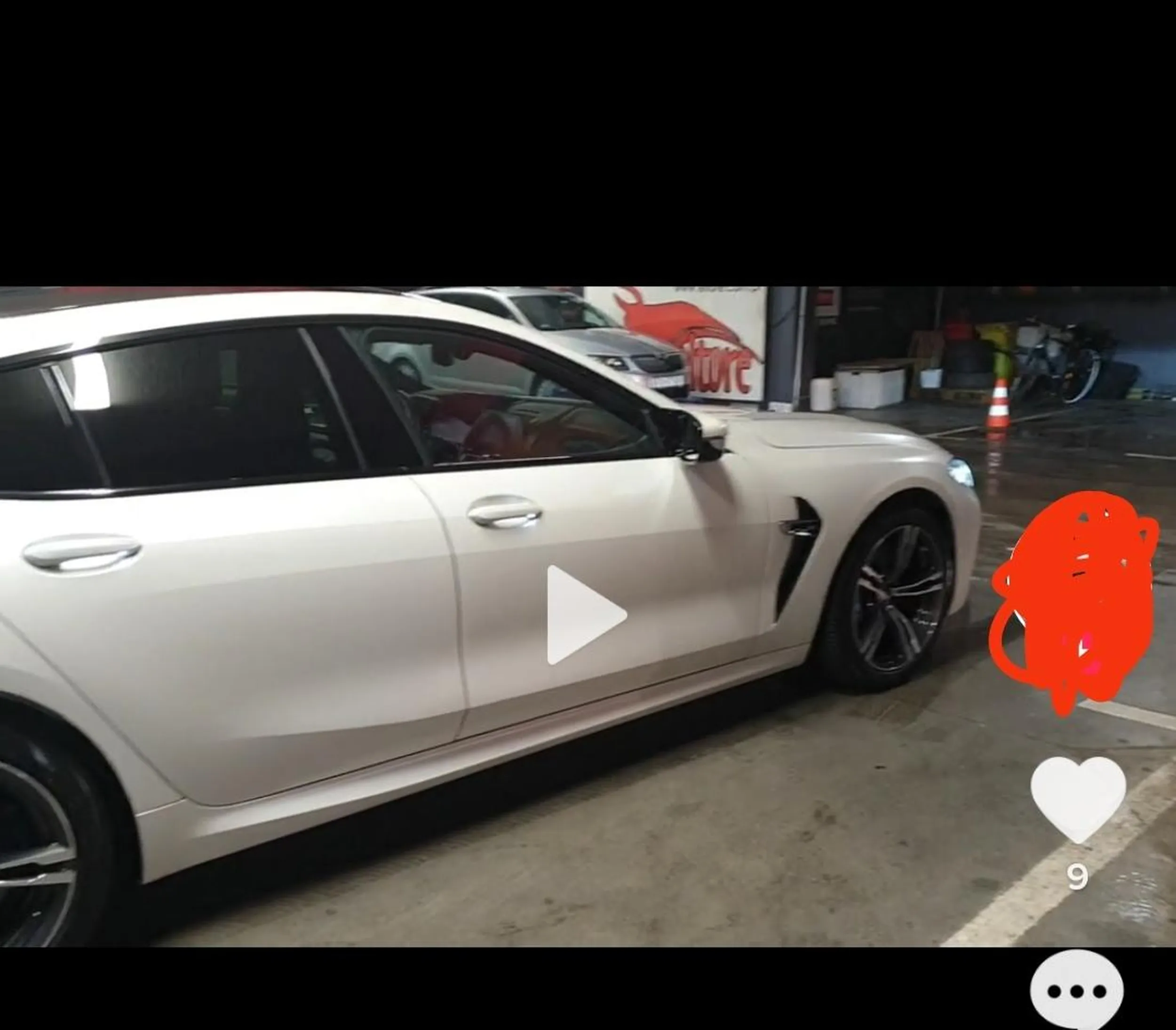 Kierowca tego BMW parkuje jak prawdziwy kierowca BMW na 2 miejscach. Do tego się chwali tym na tik toku.