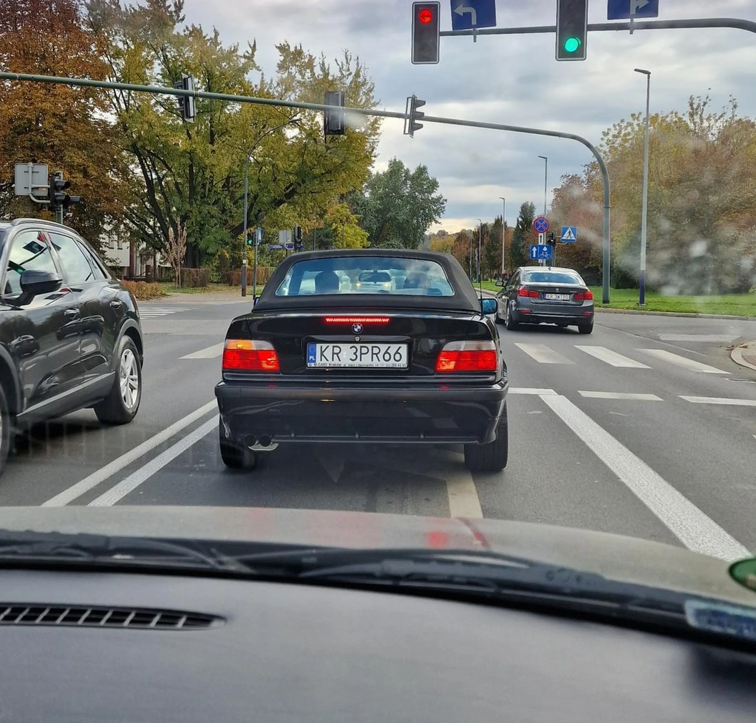 Kierowca jeździ jak buc, trąbi na ludzi zatrzymujących się na strzałce, znacznie przekracza prędkość w terenie zabudowanym. Ale przynajmniej silnik mu bierze olej.