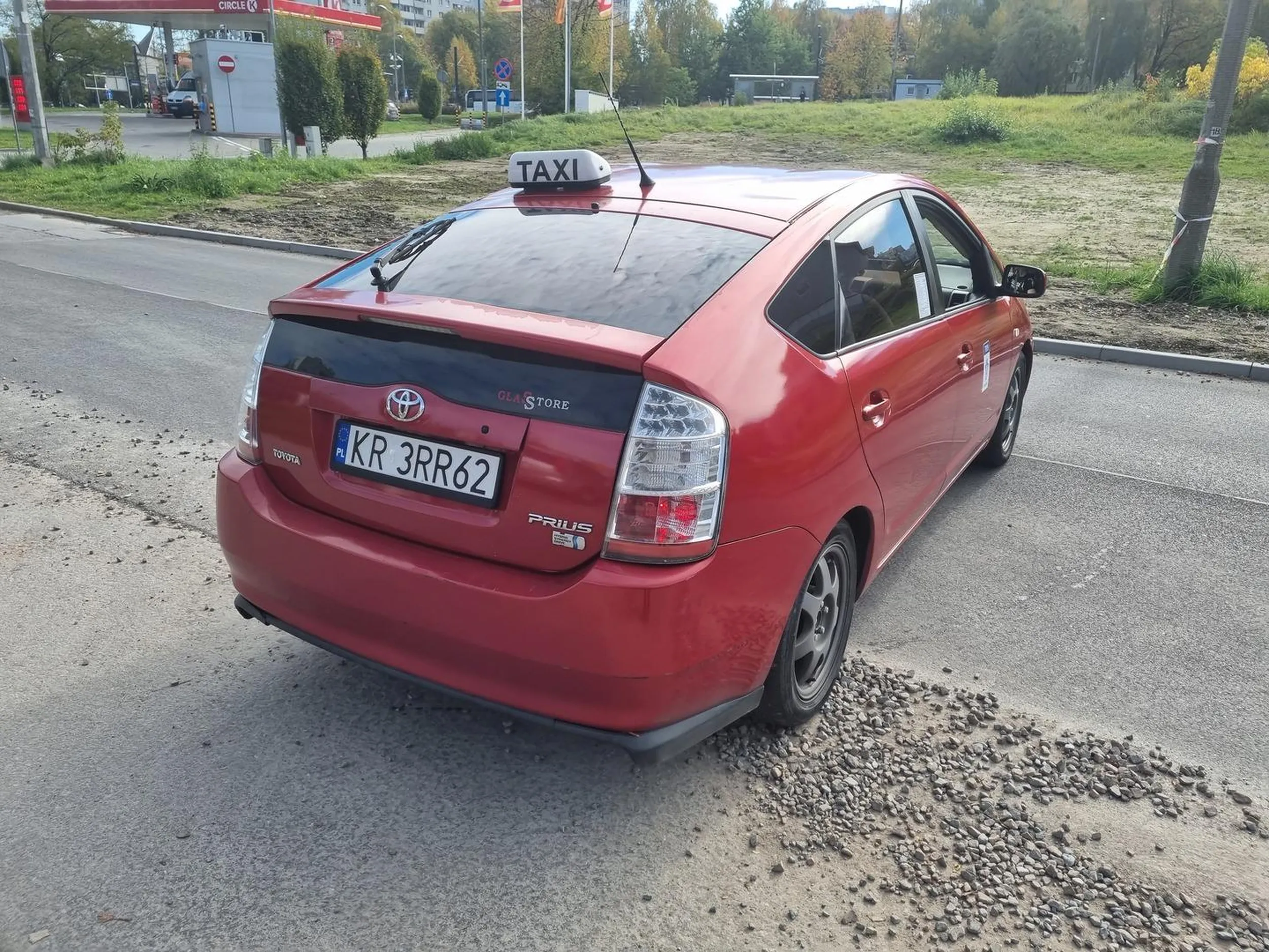 Zatrzymując się blokuje cały chodnik, ludzie omijają go wchodząc na jezdnię. Po zwróceniu uwagi nie widzi w tym żadnego problemu, cytuję "Wy zawsze macie problem". Wy, czyli kto, piesi?