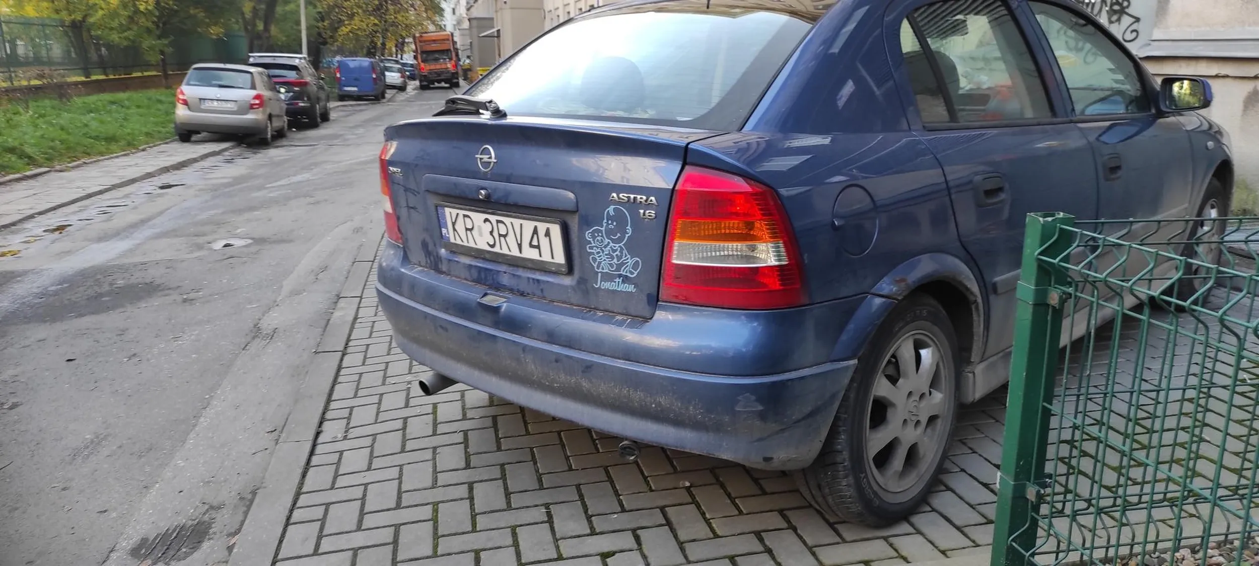 Piękne parkowanie, tak, że wózek inwalidzki nie przejdzie