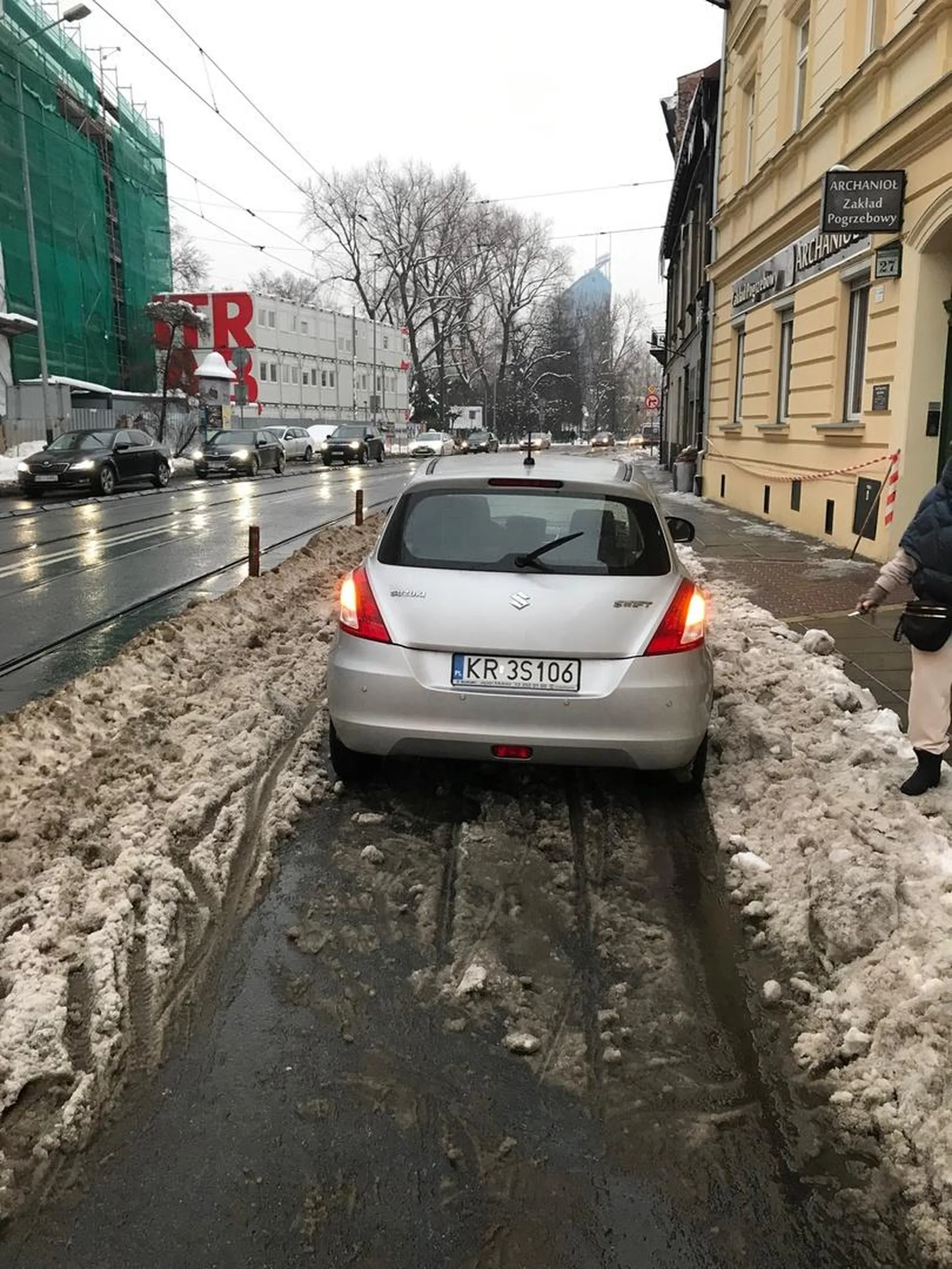 Bezmyślny postój pojazdu na drodze dla rowerów, blokowanie ruchu, jazda wzdłuż chodnika i drogi dla rowerów, pewnie też po przejściu dla pieszych