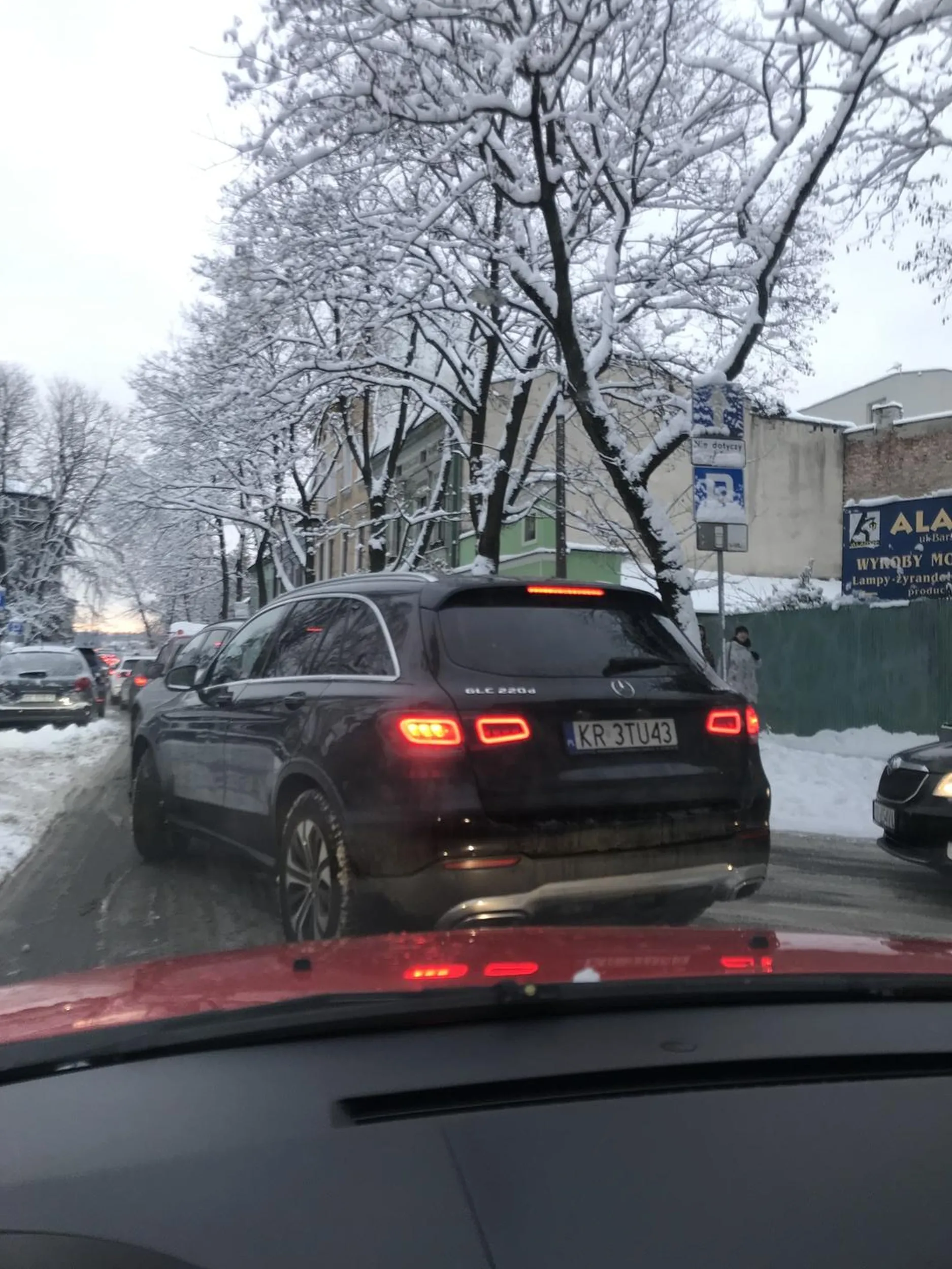 Najgorszy kierowca, z jakimkolwiek się spotkałam. Pani w blond włosach, która prawo jazdy wygrała w chipsach, a kultury (w szczególności drogowej) nigdy nie doświadczyła. Stojąc na ulicy Kazimierza Pułaskiego, przejechała pasem w kierunku przeciwnym, wyprzedzając wszystkie stojące w korku samochody. Ostatecznie zajechała drogę innemu samochodowi, które wpuszczałam do ruchu na ul. Barską. Została strąbiona przez inne auta. Niczym się jednak nie przejęła (mimo ze prawie spowodowała kolizje z 2 autami na raz), nie przeprosiła. Jechała dalej, zjeżdżając raz na prawo raz na lewo autem. Bez powodu włączała kierunkowskaz wykonując przy tym dziwne manewry, dające sprzeczne znaki kierowcom. Na koniec wjechała na rondo Grunwaldzie przecinając kilka pasów i blokując jazdę. Serdecznie NIE pozdrawiam, pani w blond włosach, która naukę jazdy powinna odbyć raz jeszcze ;)))