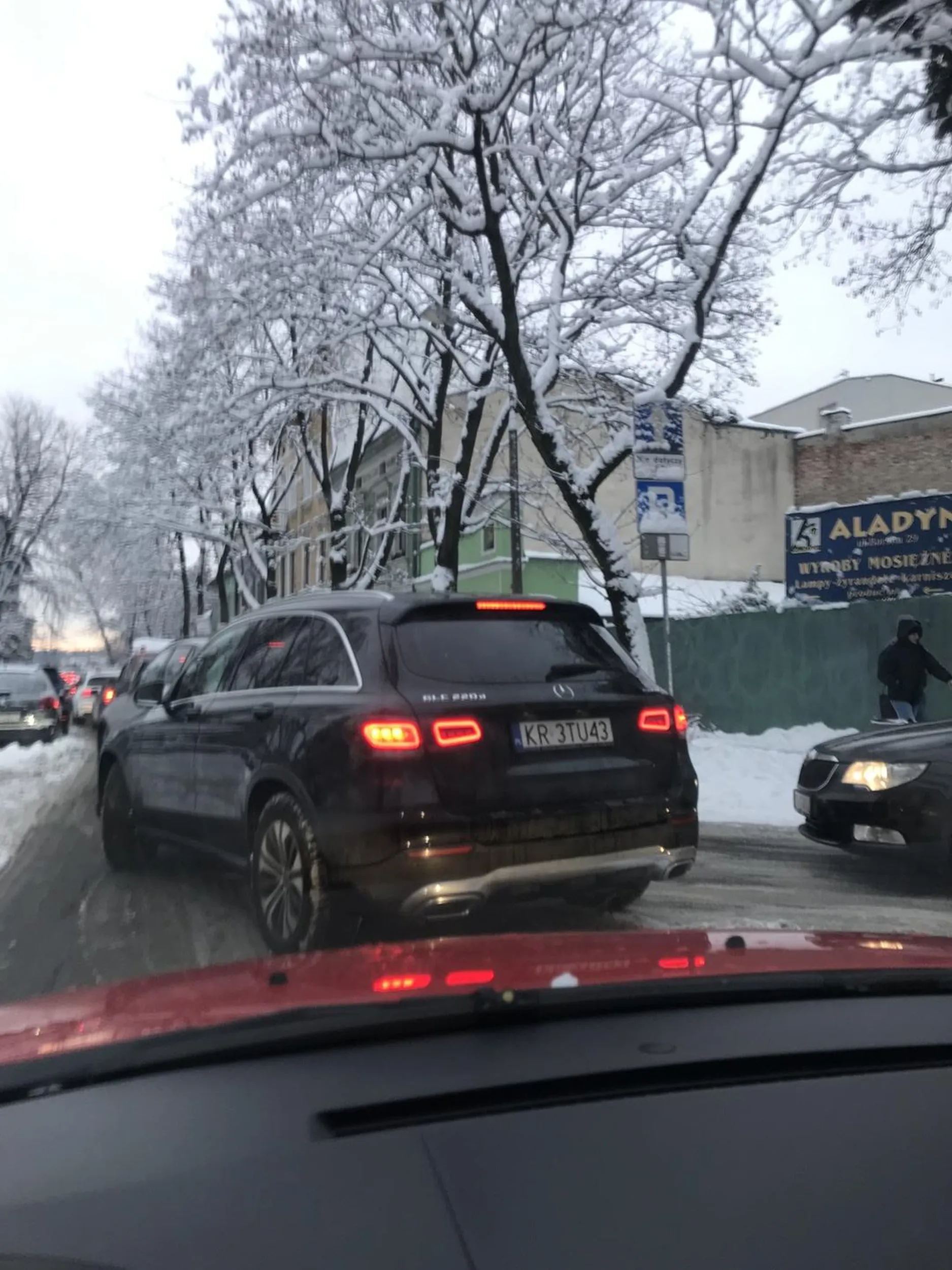 Najgorszy kierowca, z jakimkolwiek się spotkałam. Pani w blond włosach, która prawo jazdy wygrała w chipsach, a kultury (w szczególności drogowej) nigdy nie doświadczyła. Stojąc na ulicy Kazimierza Pułaskiego, przejechała pasem w kierunku przeciwnym, wyprzedzając wszystkie stojące w korku samochody. Ostatecznie zajechała drogę innemu samochodowi, które wpuszczałam do ruchu na ul. Barską. Została strąbiona przez inne auta. Niczym się jednak nie przejęła (mimo ze prawie spowodowała kolizje z 2 autami na raz), nie przeprosiła. Jechała dalej, zjeżdżając raz na prawo raz na lewo autem. Bez powodu włączała kierunkowskaz wykonując przy tym dziwne manewry, dające sprzeczne znaki kierowcom. Na koniec wjechała na rondo Grunwaldzie przecinając kilka pasów i blokując jazdę. Serdecznie NIE pozdrawiam, pani w blond włosach, która naukę jazdy powinna odbyć raz jeszcze ;)))