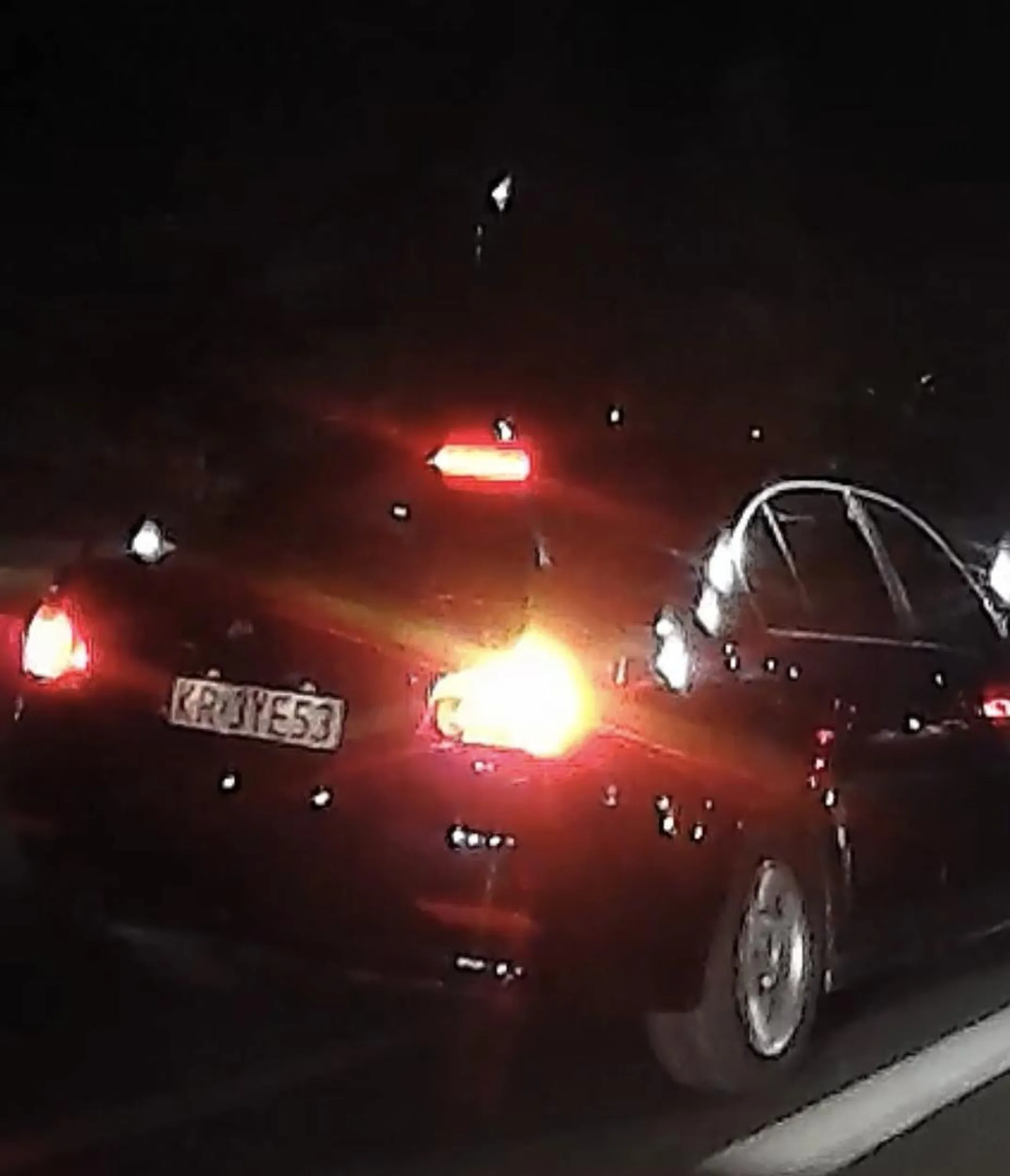 Czub w BMW chciał wjechać bezpośrednio pod rozpędzony autobus.