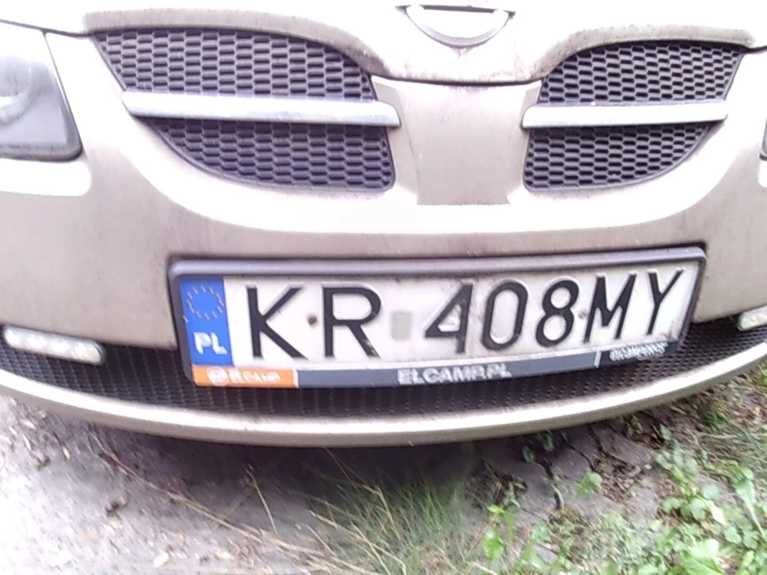 Podszywa się pod policję. Ma stary syf i gówno. Stoi ten jego złom na parkingu. Ma kamerkę w samochodzie. Z tyłu i z przodu nagrywa.