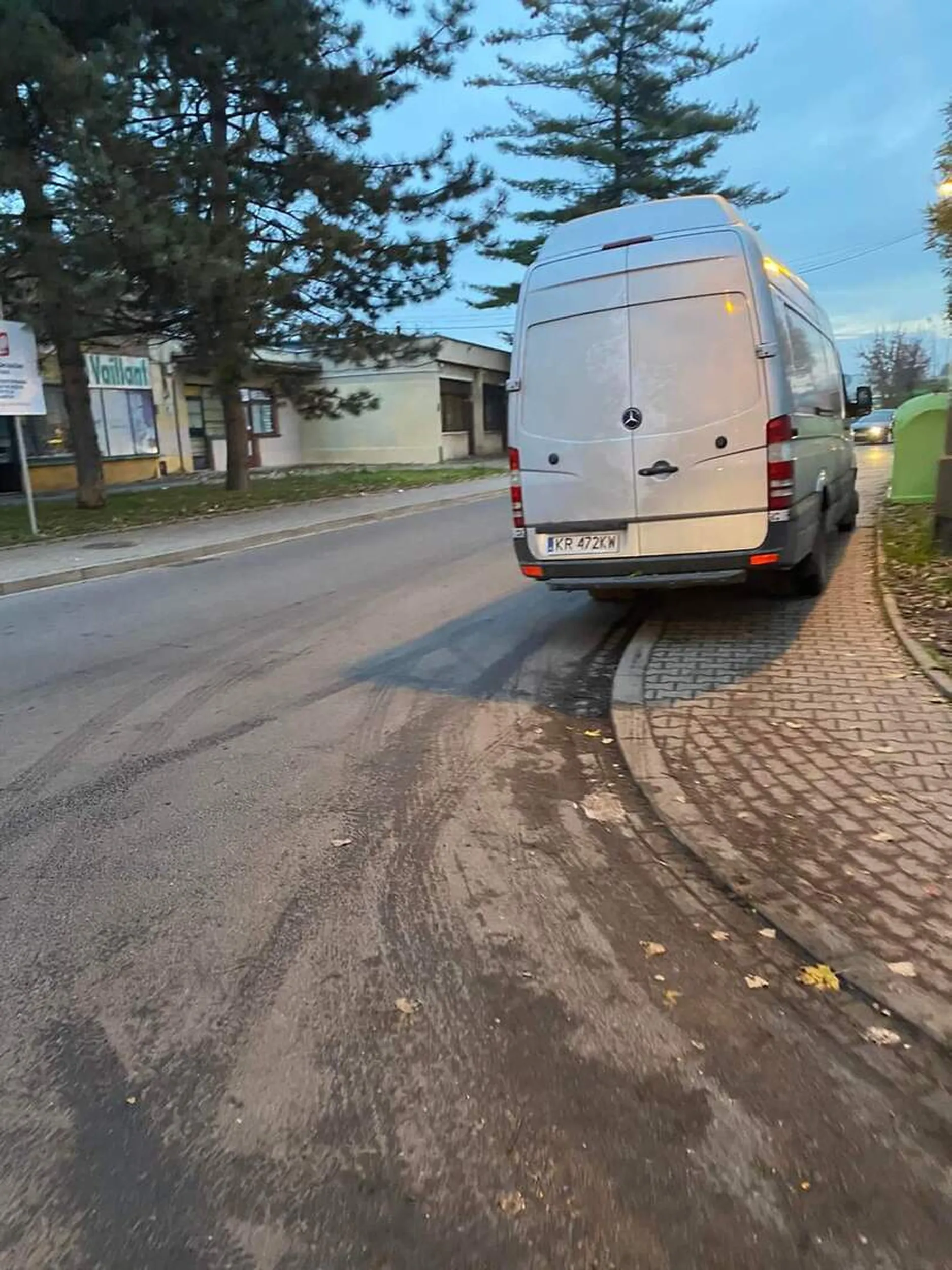 Kolejny królewicz nie odróżnia chodnika od parkingu i przerasta go pomyślenie o innych