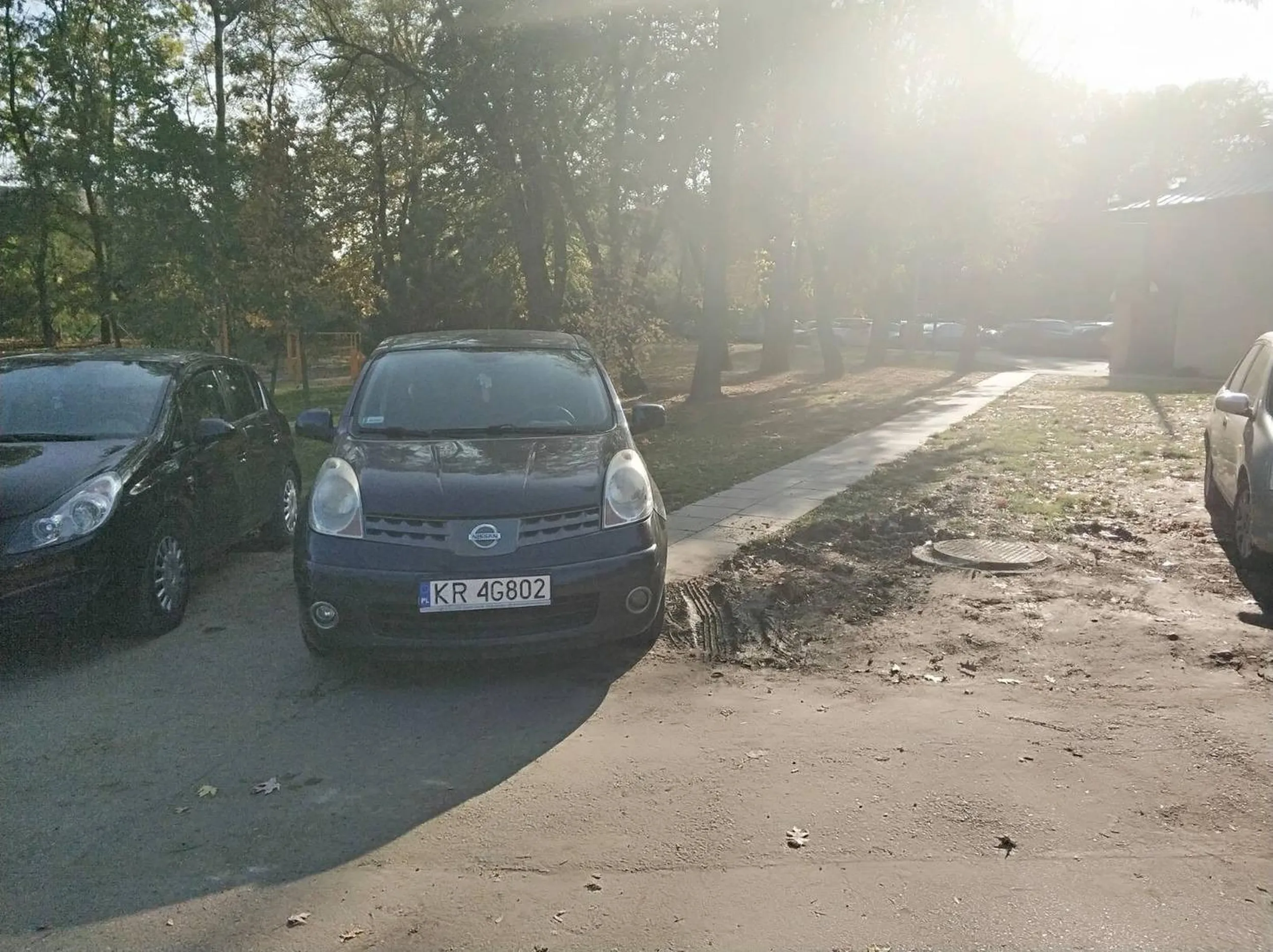 Osoba kierująca blokuje dojście do przedszkola, rozjeżdża tereny zielone powodując błotniste zabrudzenia. Proszę zwrócić uwagę jak Państwo parkują.