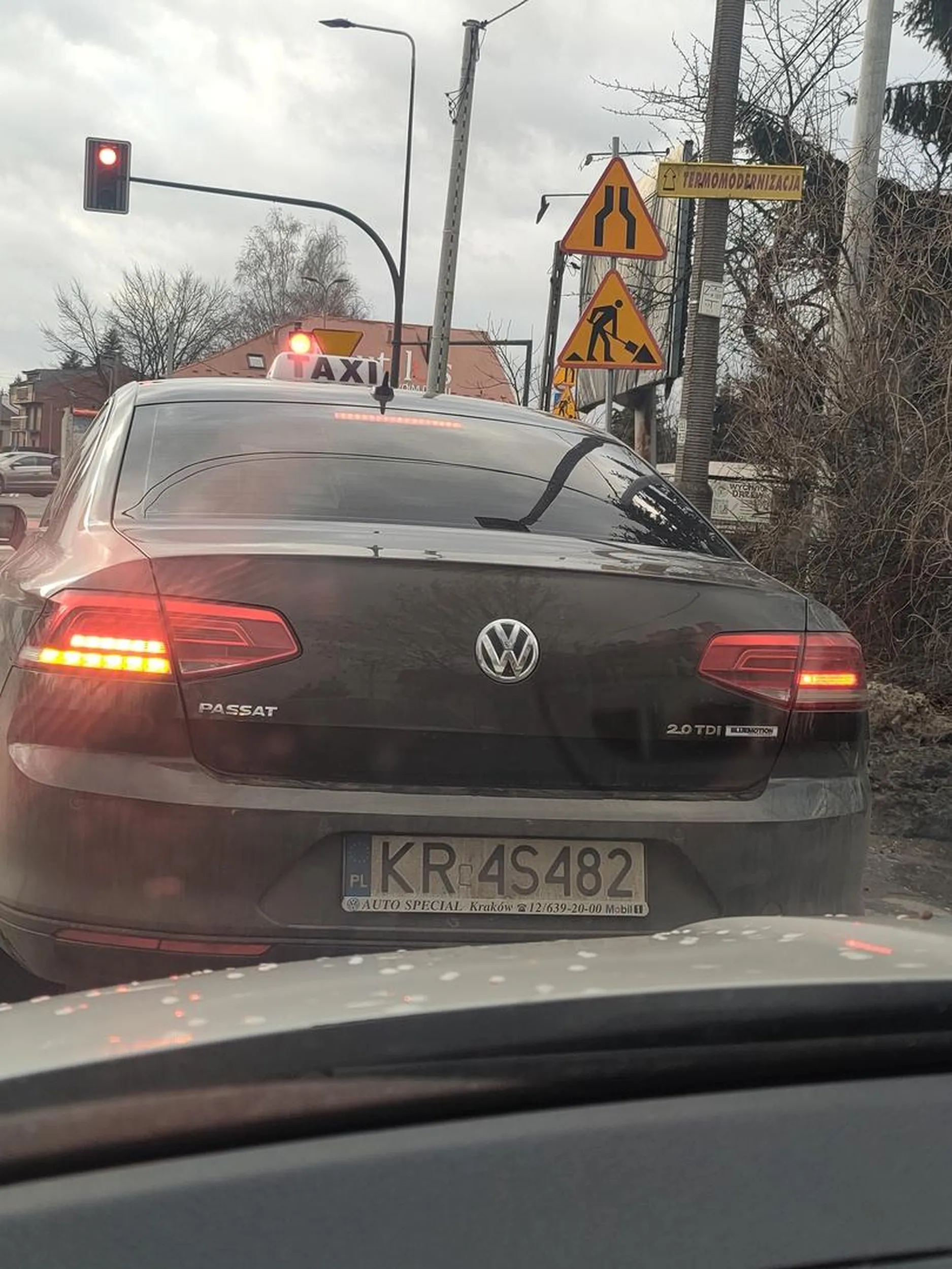 Kierowca wymusza pierwszeństwo i skręca w lewo na zakazie i z pasa do jazdy na wprost