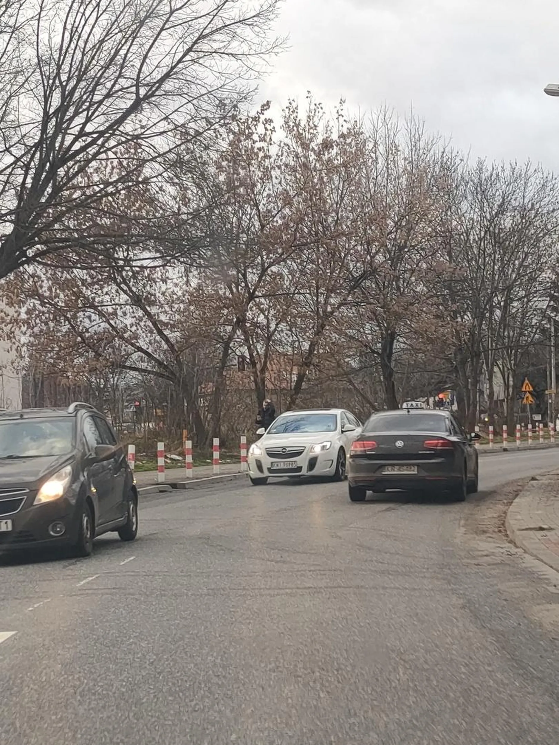 Kierowca wymusza pierwszeństwo i skręca w lewo na zakazie i z pasa do jazdy na wprost