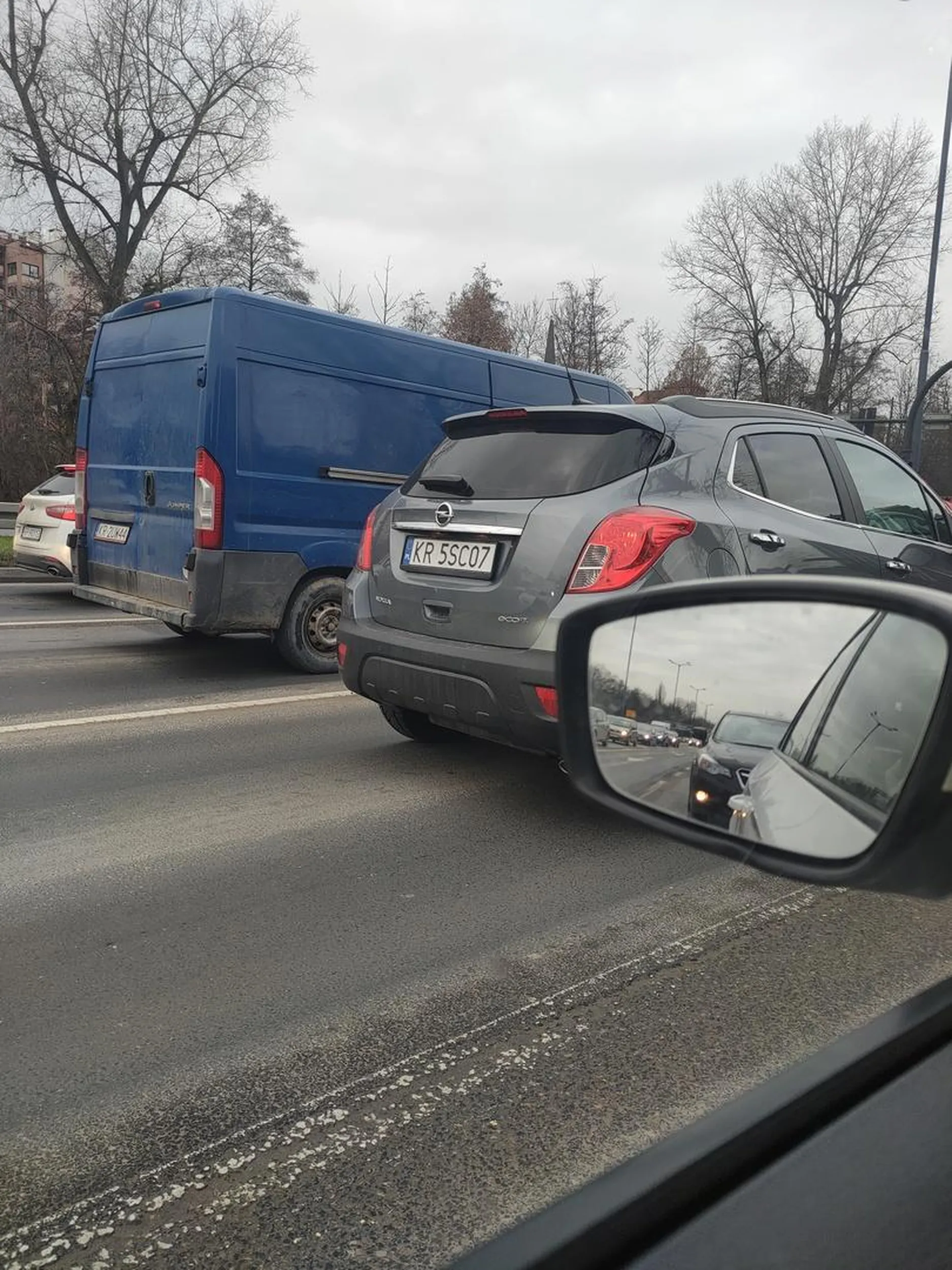 Kierowca jeździ bezprawnie buspasem