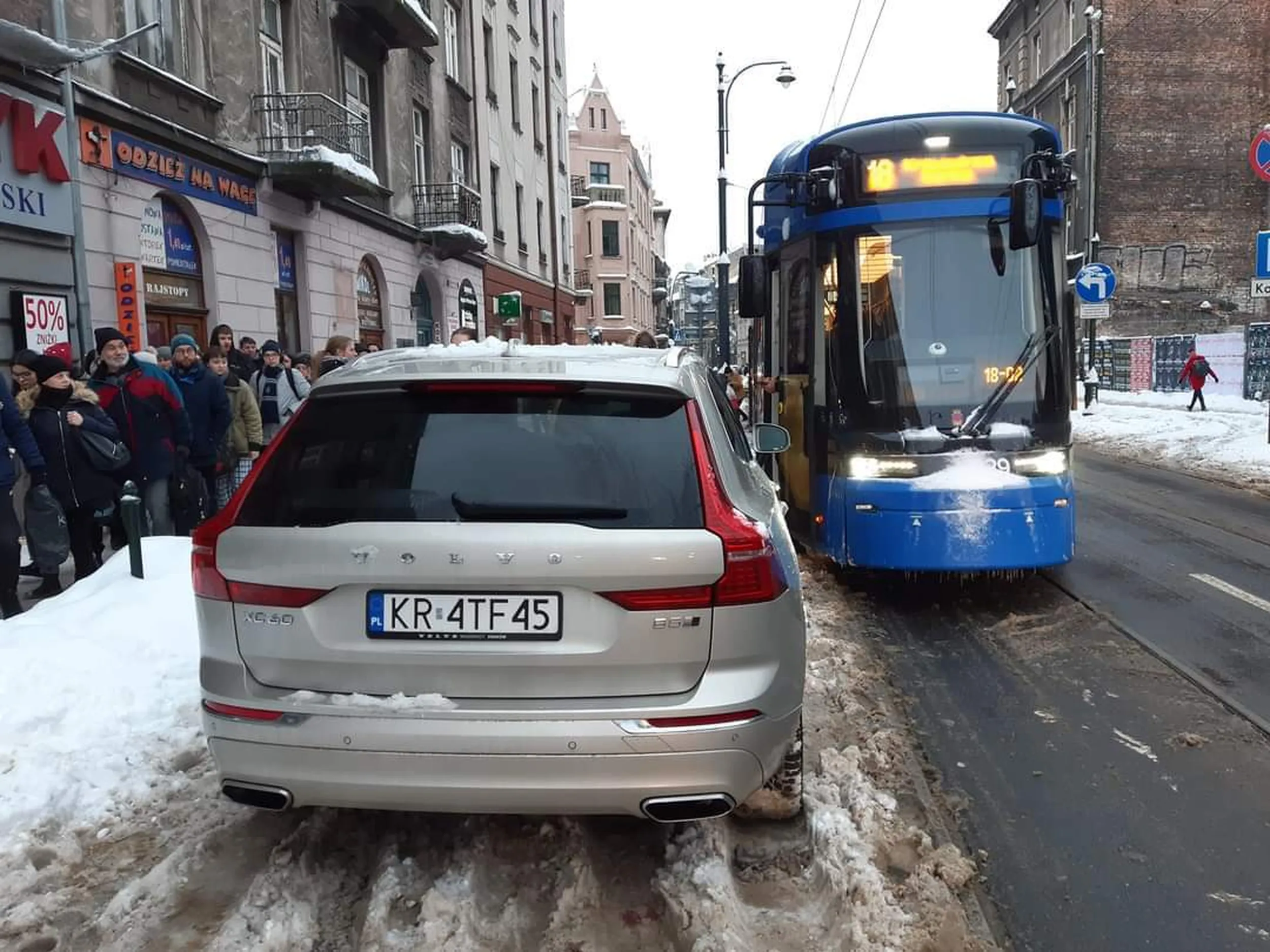 Kilkaset ludzi czeka aż jaśniepan ruszy dupę bo przeradta go parkowanie tak żeby nie blokować tramwajów. Ślepy czy głupi?