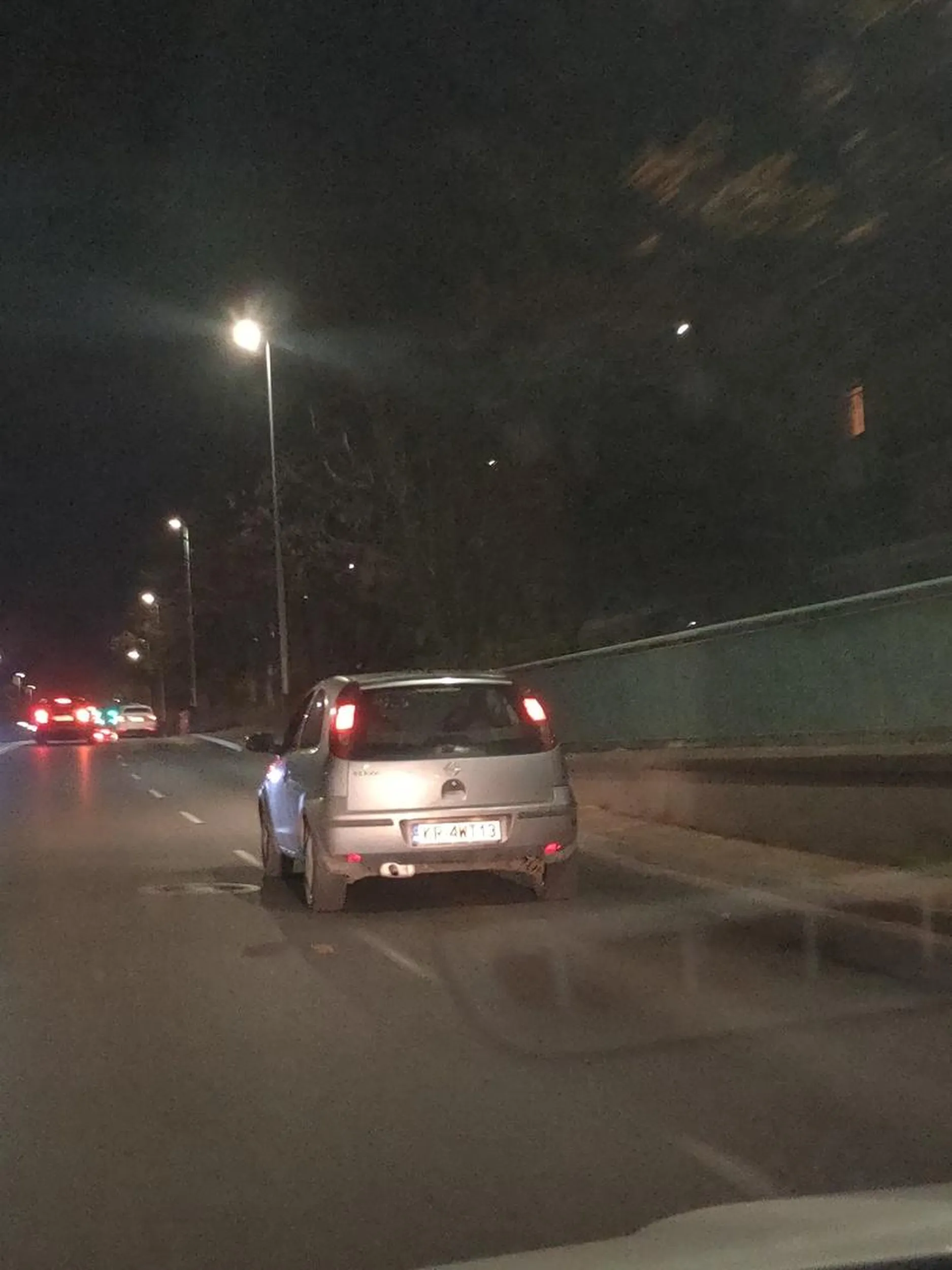 Kierowca wymusza pierwszeństwo stwarzając duże zagrożenie na drodze