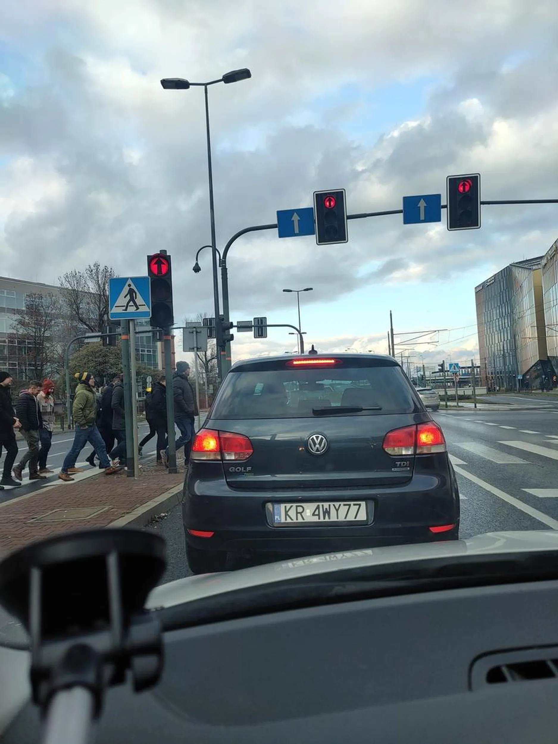 Kierowca zmienia pasy w niedozwolonym miejscu