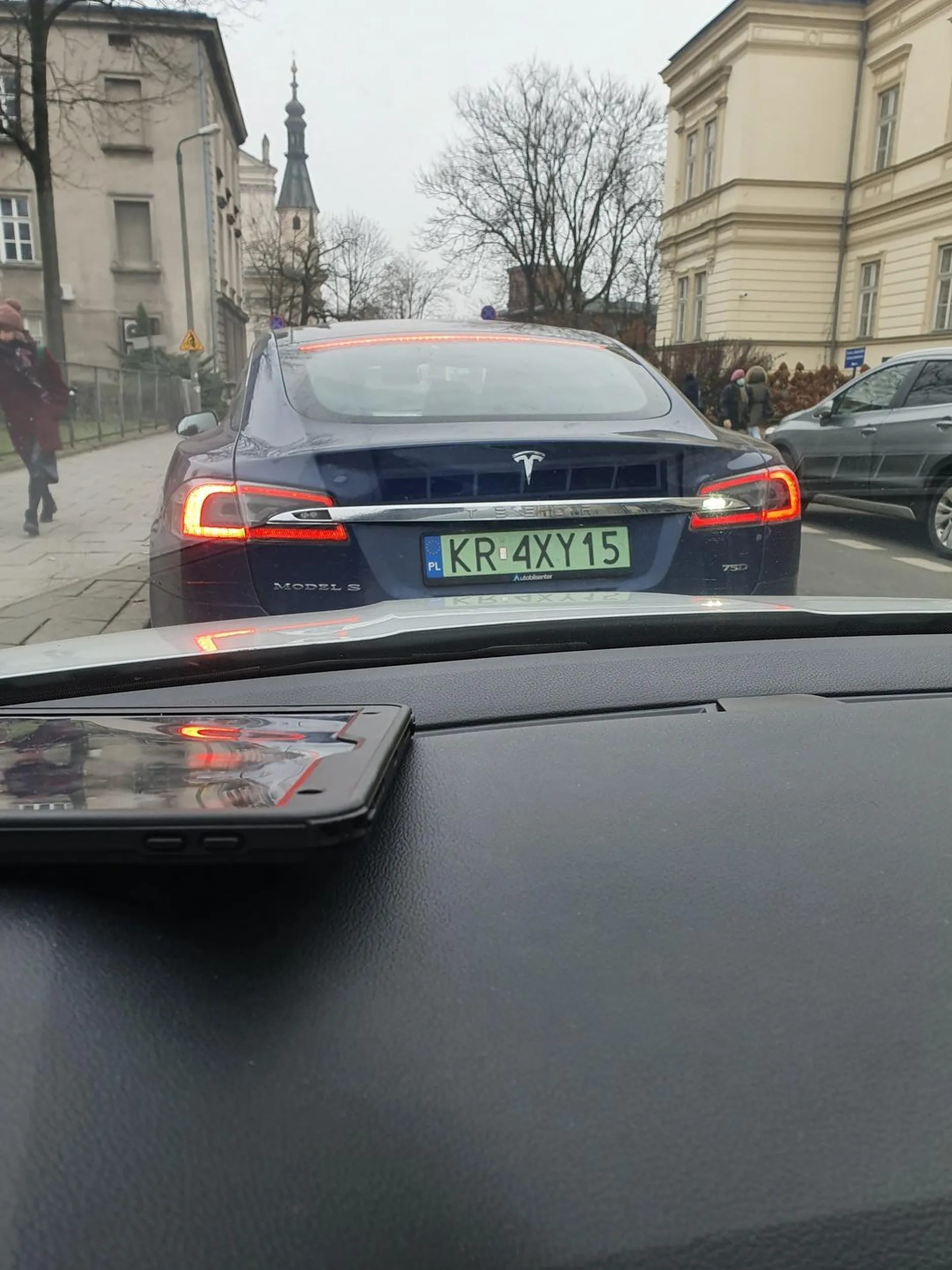 Baran z Krakowa, nie potrafi parkować równolegle, parkował chyba z 5 minut tamując ruch na ulicy, aby na końcu uderzyć w mój samochód. Gdy zatrabiłem i wyszedłem zobaczyć czy nic się nie stało, baran z Tesli odjechał jak gdyby nigdy nic.