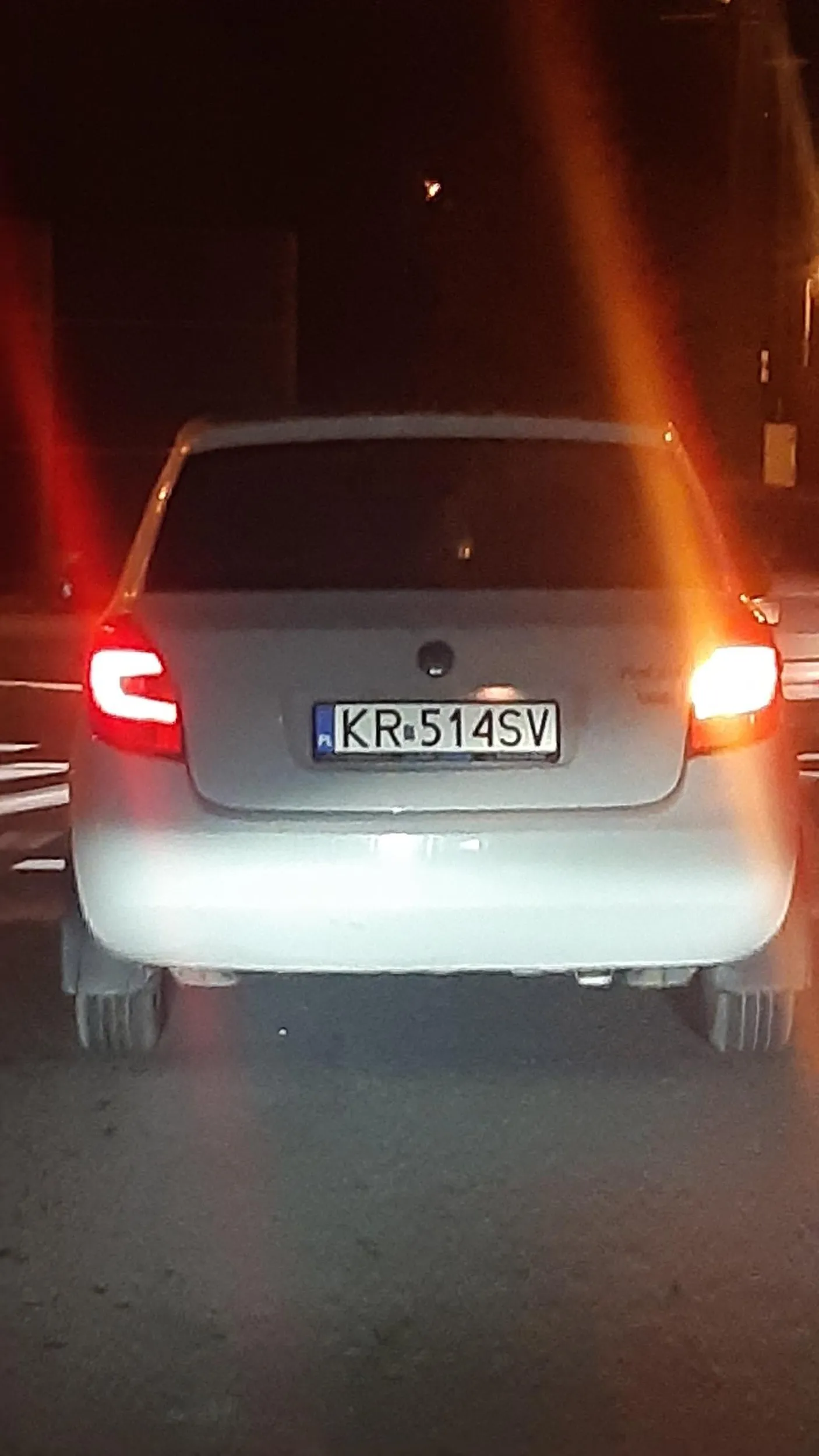 Gościu jedzie najpierw przez kilometr buspasem, a potem nie przepuszcza pieszego na przejściu dla pieszych.