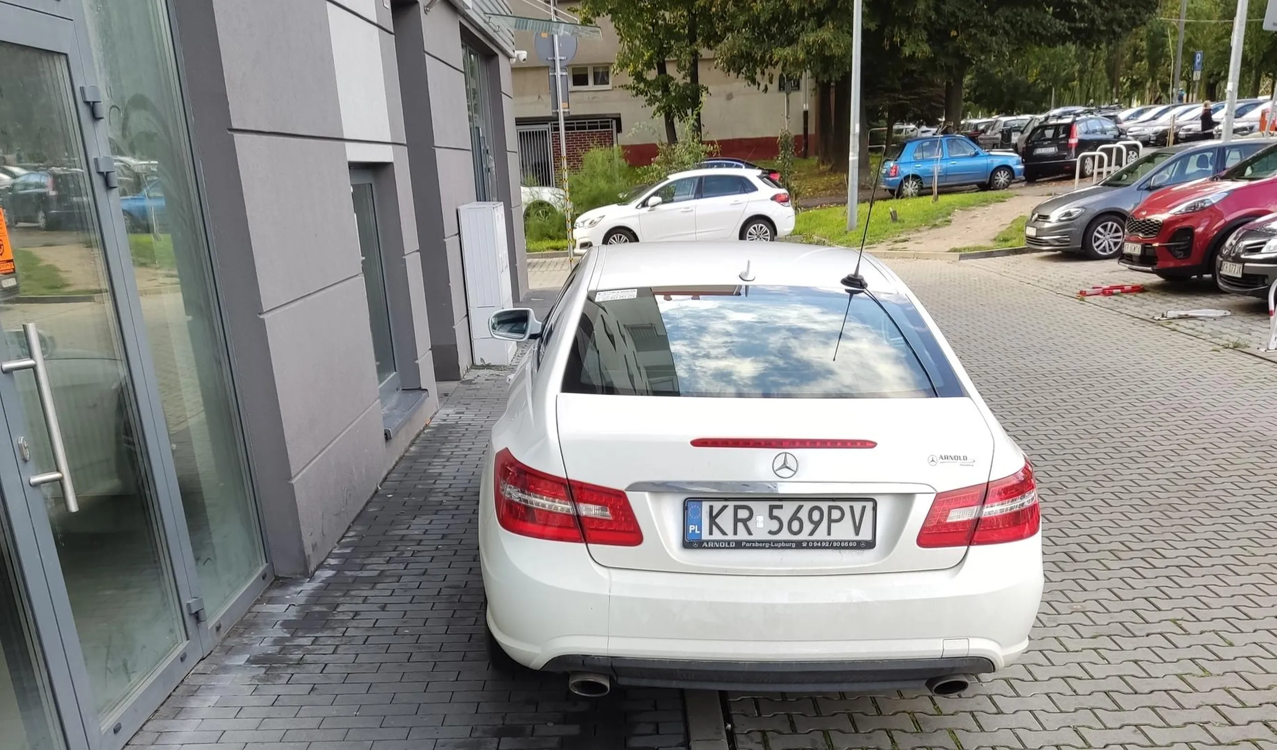 Po co w ogóle zostawiać miejsce na chodniku, wjedź w ogóle do klatki...