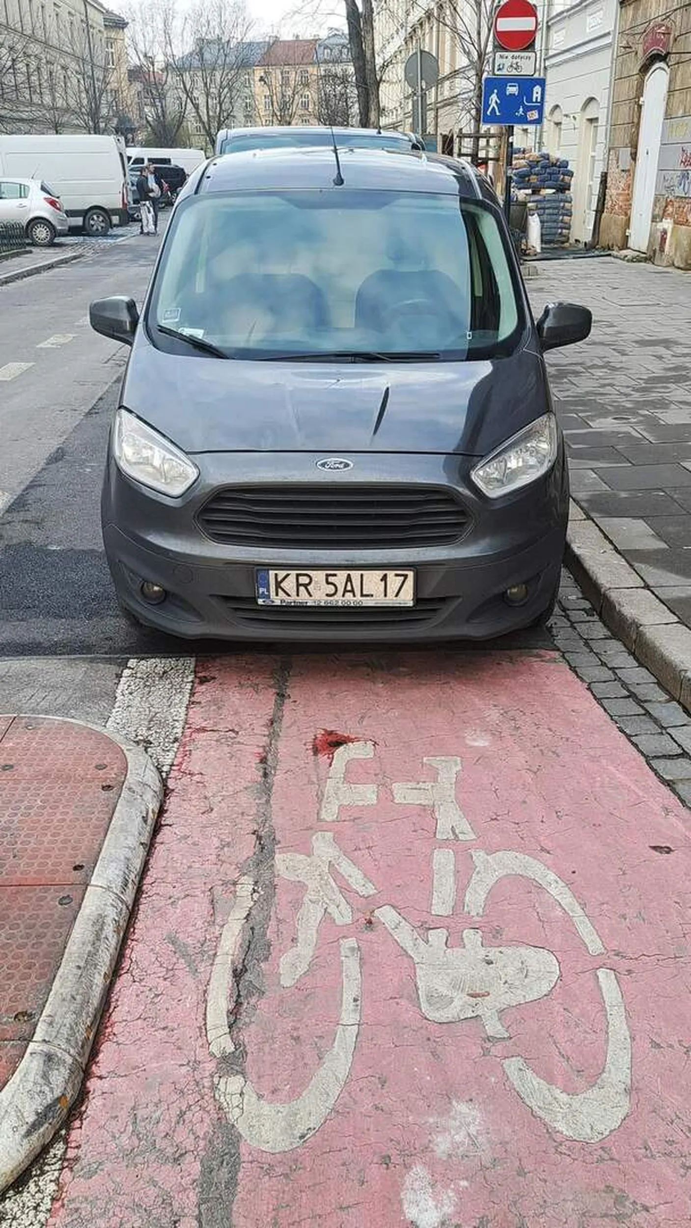 Ktoś się pozamieniał z kutasem na łby i mu się wydaje że jest rowerem ewidentnie