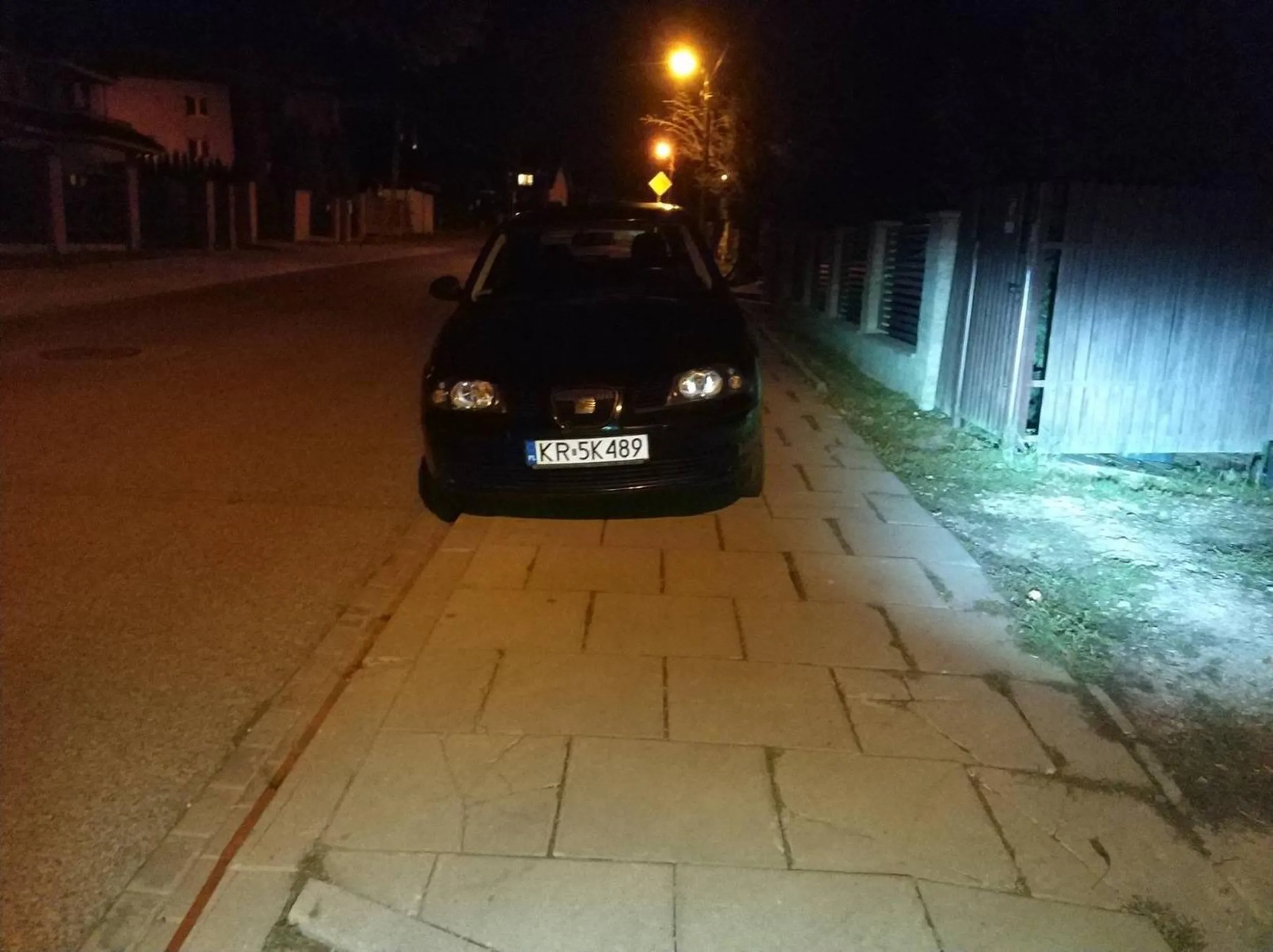 Bardzo proszę o zostawianie więcej miejsca pieszym na chodniku.