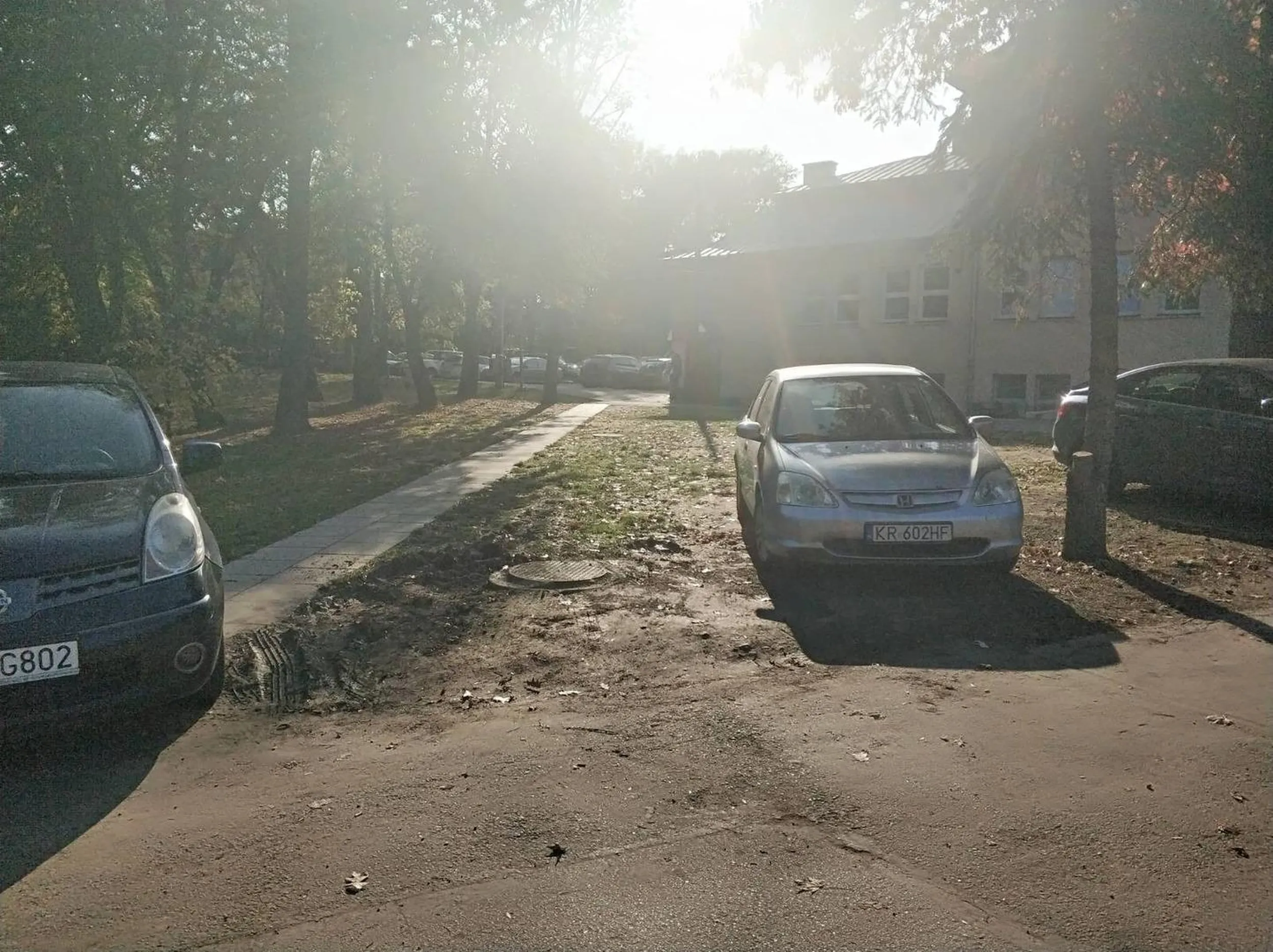 Osoba kierująca rozjeżdża tereny zielone koło szkoły i przedszkola powodując błotniste zabrudzenia i niszcząc roślinność. Proszę zwrócić uwagę jak Państwo parkują.