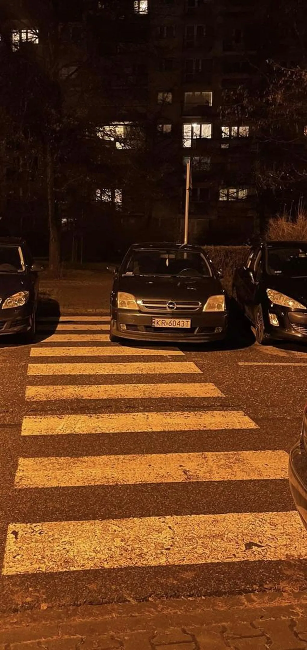 Panicz zastawia częściowo przejście dla pieszych, bo zbyt ciężko jest poświęcić chwilę i poszukać wolnego miejsca kawałek dalej.